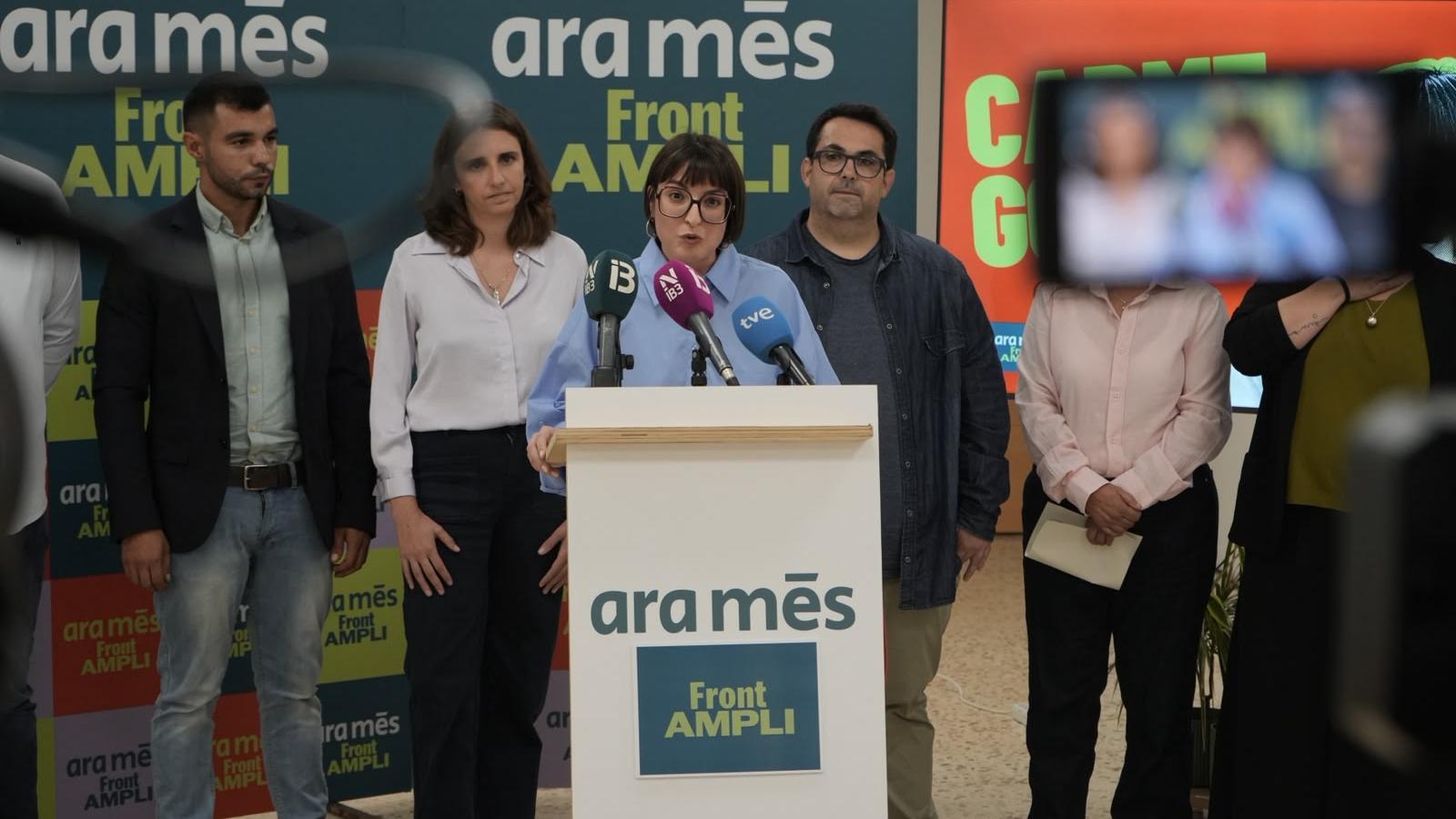 Carme Gomila begleitet von den übrigen Mitgliedern der Liste von Ara Més-Front Ampli bei den Parlamentswahlen