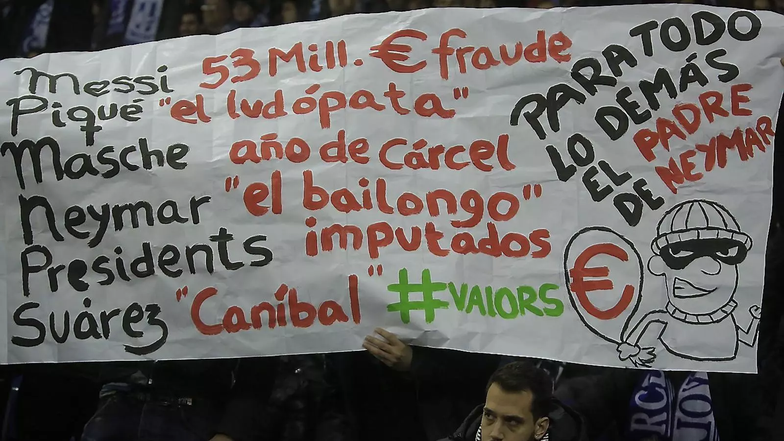 Una de les pancartes crítiques contra diversos jugadors del Barça que es podia llegir ahir al RCDE Stadium.