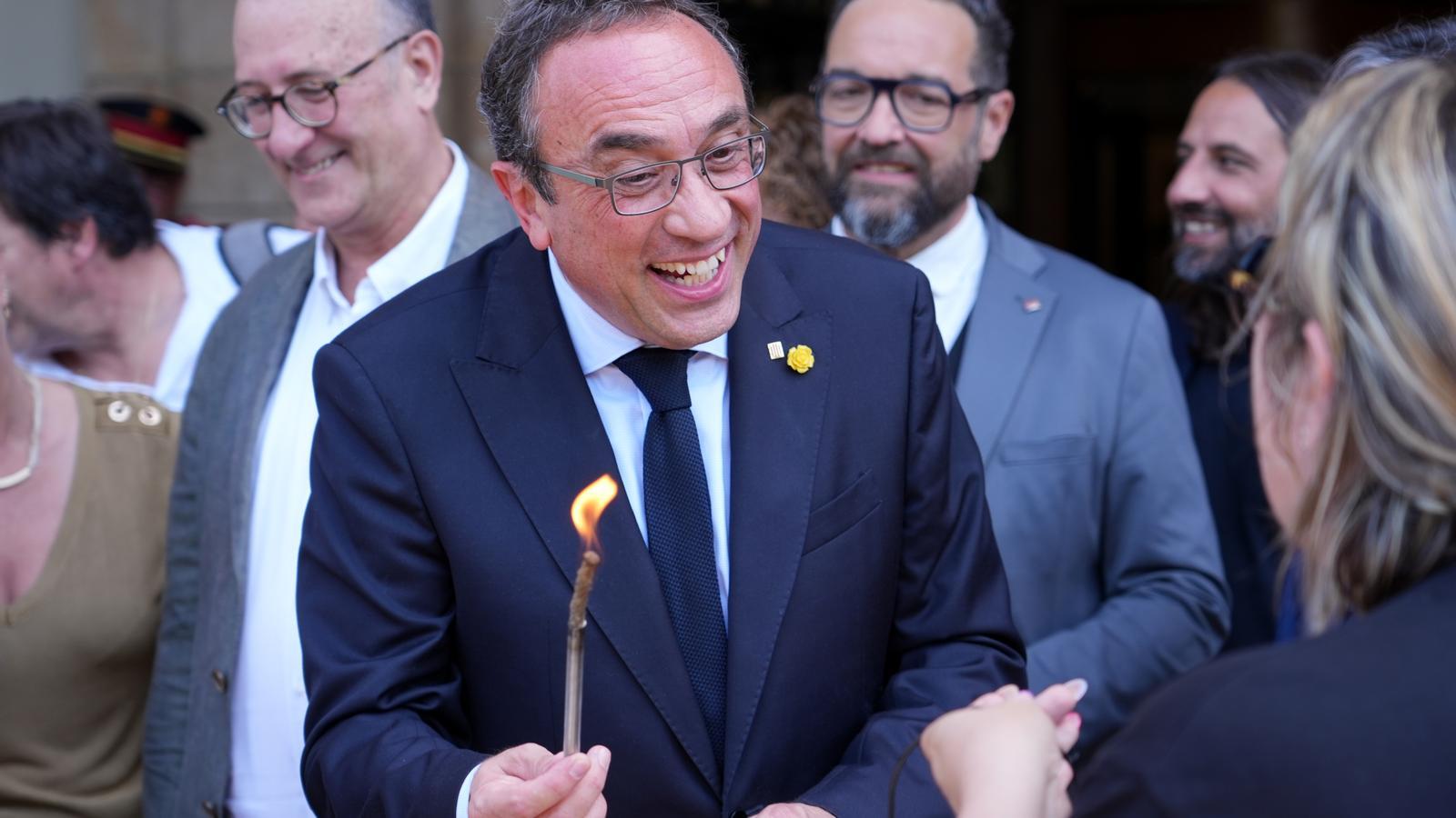 Josep Rull, president of the Parliament, receives the Flame of Canigó