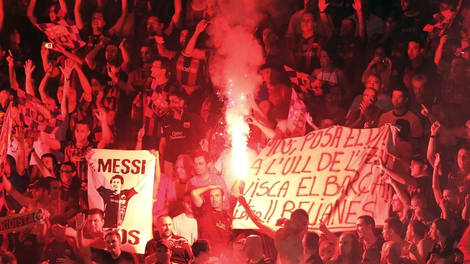 Seguidors blaugrana exhibint bengales / AFP