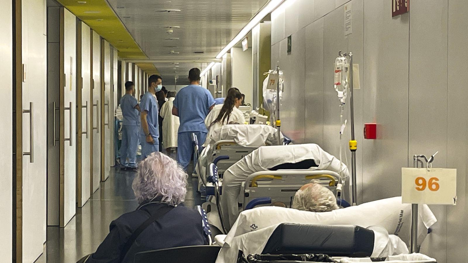 The emergency service of the Hospital del Mar, this week with patients in the hallway.