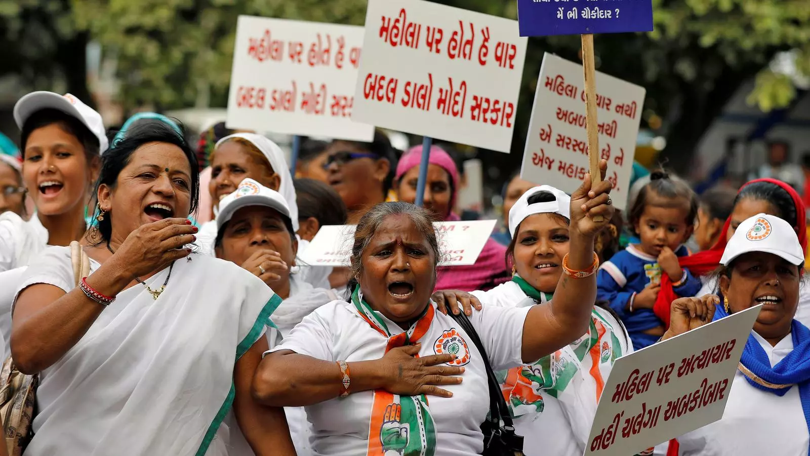 Un grup de dones protesten contra la violació d'una noia, a la ciutat índia d'Ahmedabad