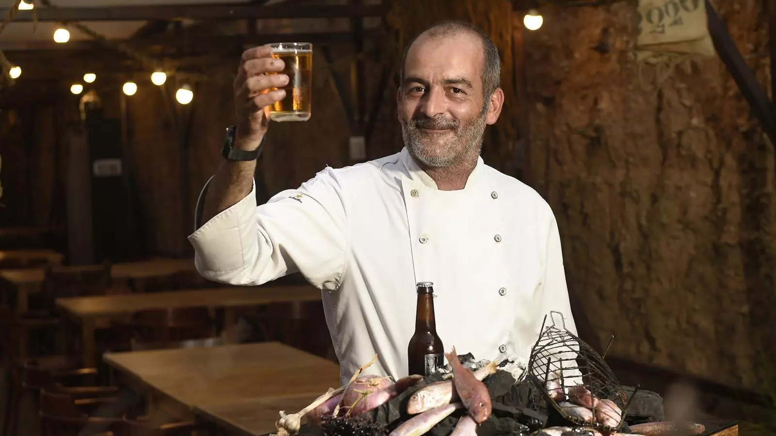 Albert Marimon, cuiner del restaurant La Cava, de Tàrrega, utilitza cervesa per elaborar diferents plats com la sípia amb verdura o els molls a la brasa.