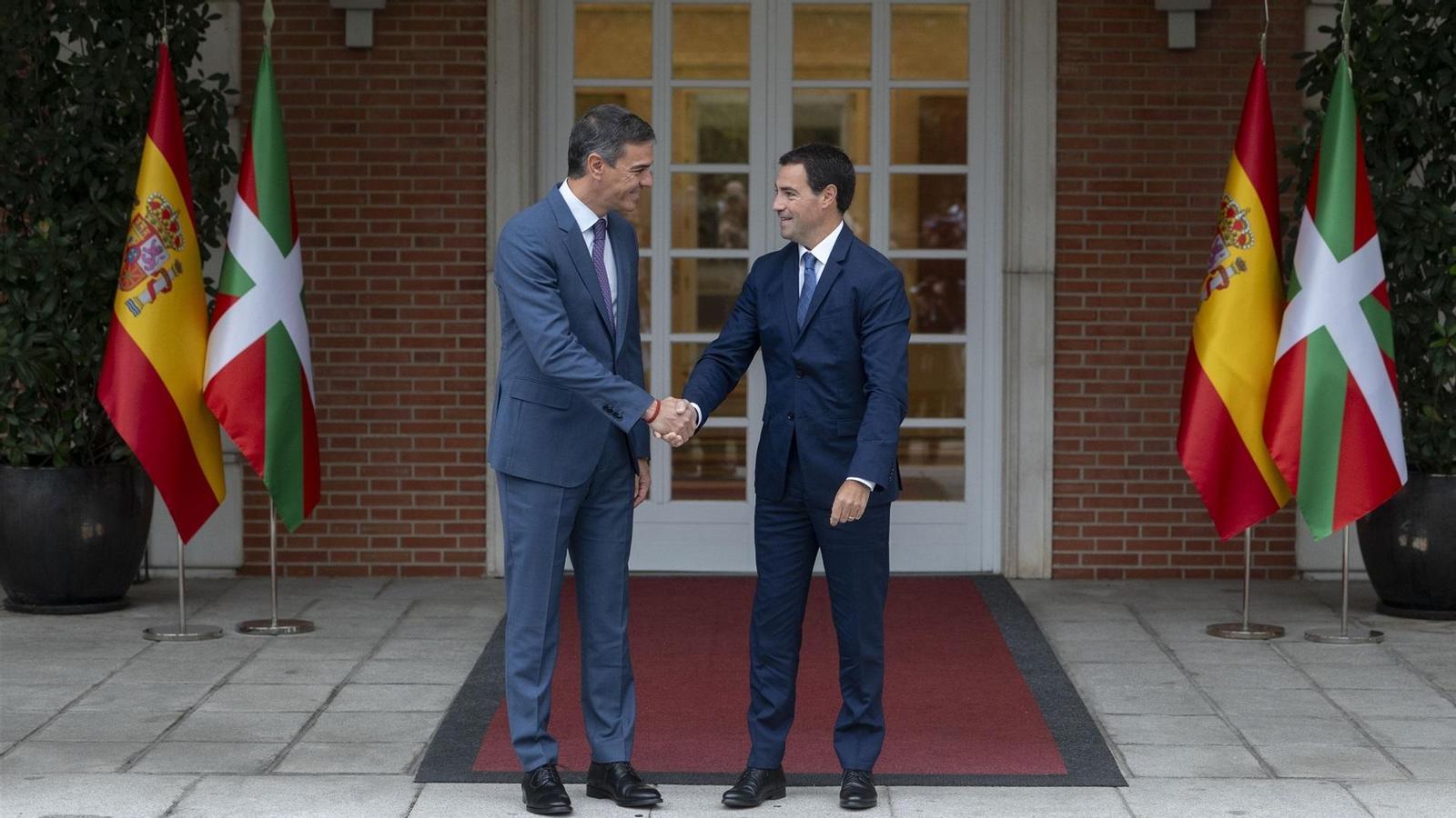 The Spanish Prime Minister, Pedro Sánchez, together with the Lehendakari, Imanol Pradales, at the Moncloa Palace