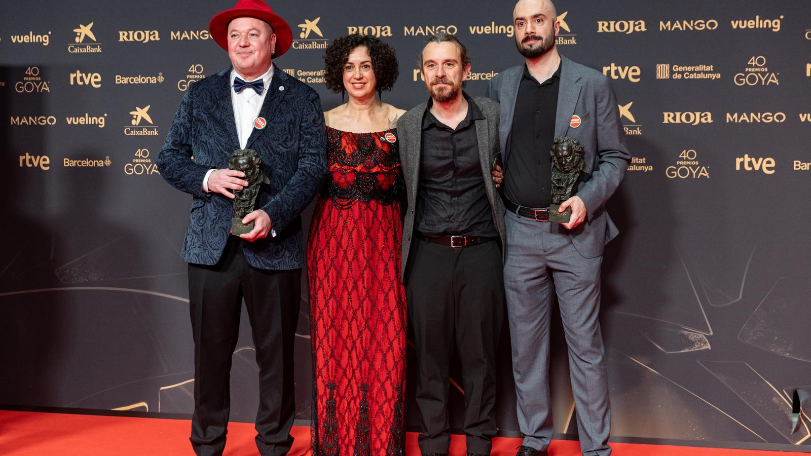 El equipo creador del cortometraje "Gilbert" celebra el Premio Goya al mejor cortometraje de animación en la ceremonia de los 40 Premios Goya en Barcelona.