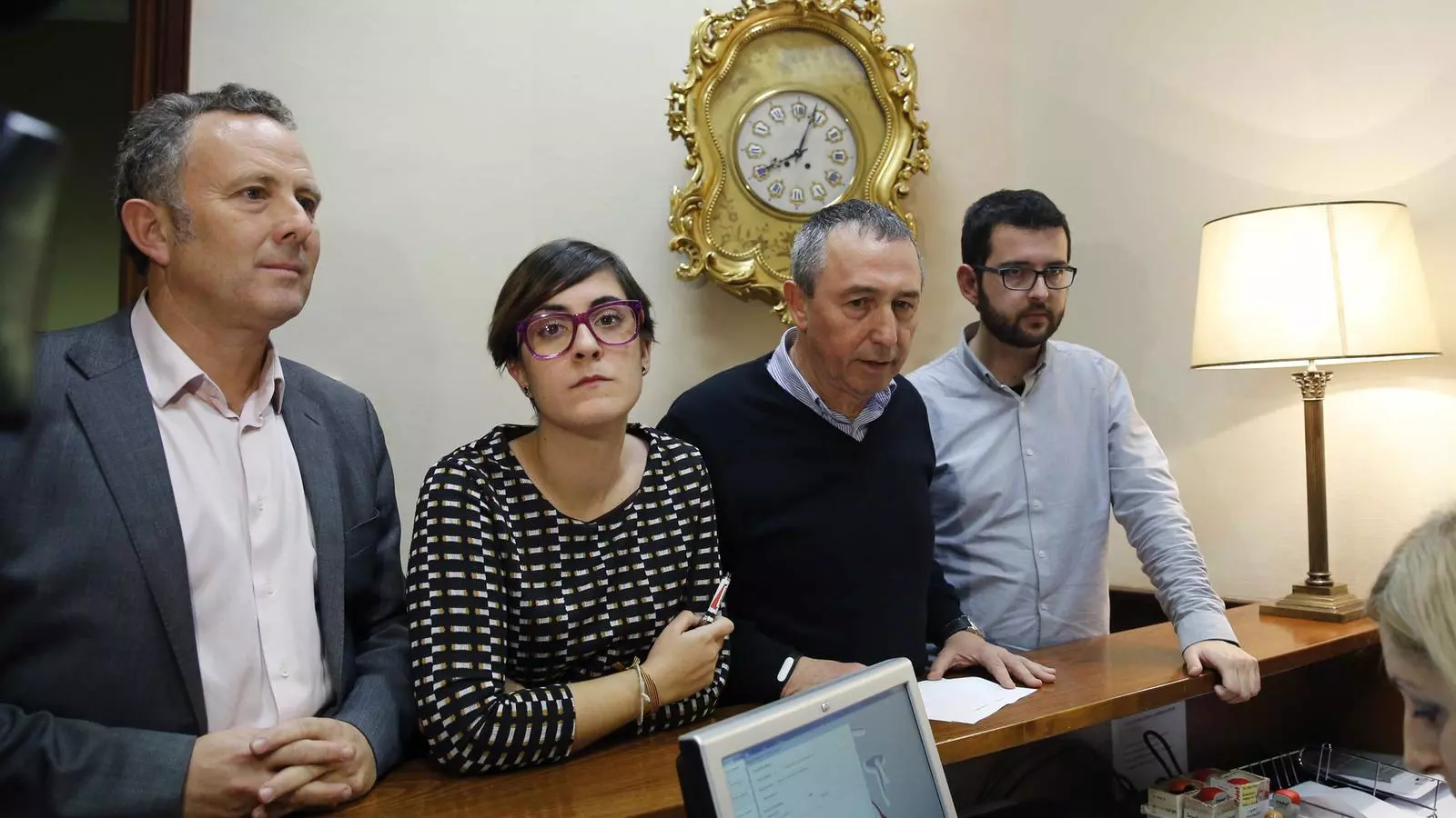 Els diputats de Compromís Enric Bataller, Marta Sorlí, Joan Baldoví i Ignasi Candela, en el registre del Congrés aquest dimarts. / BALLESTEROS / EFE