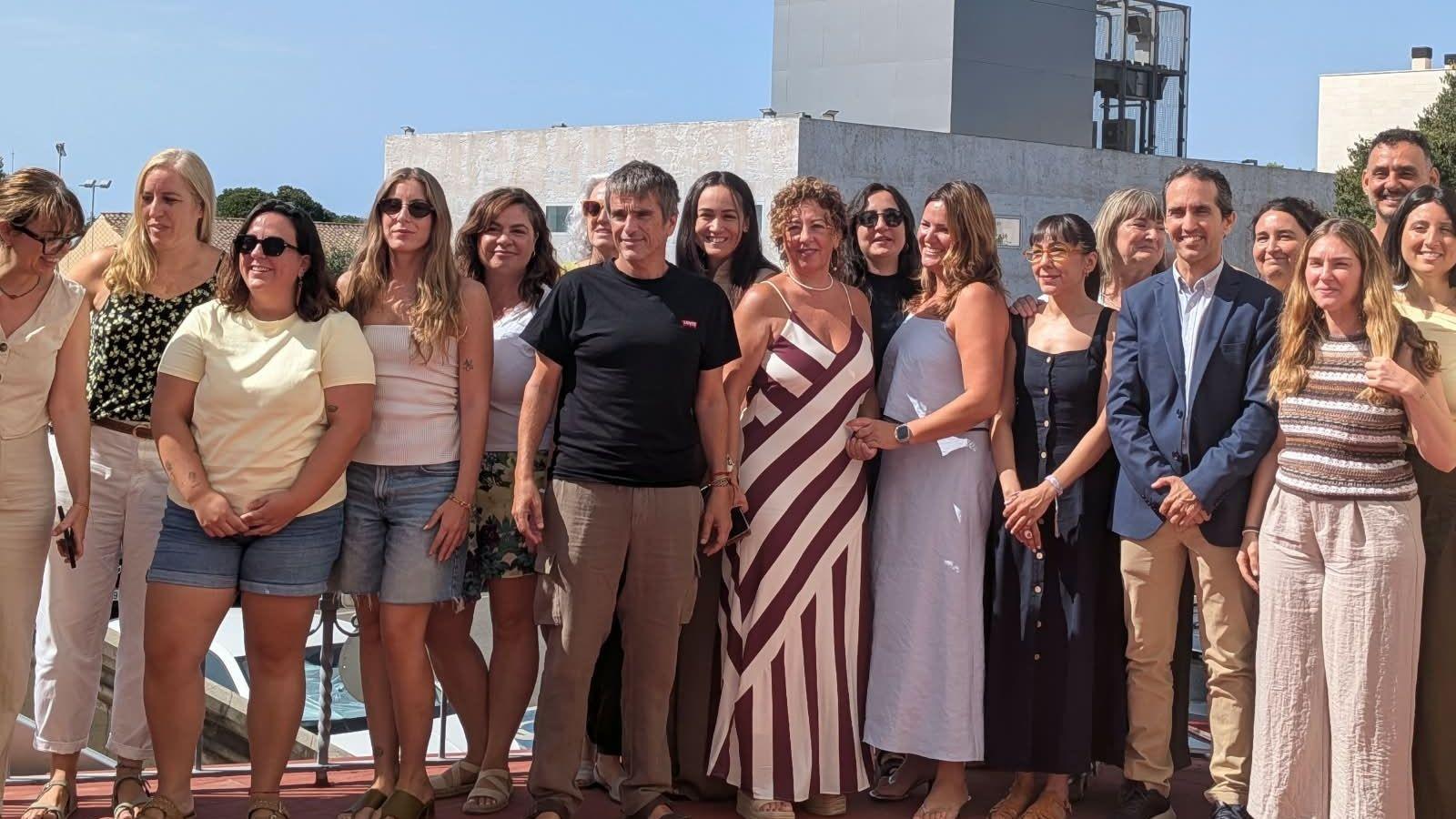 El presidente del IMAS, Guillermo Sánchez, y la directora insular de Servicios Sociales, Infancia y Familia del Consell de Mallorca, Apol·lònia Socias, junto con algunos miembros de los equipos específicos de intervención en situaciones de riesgo.