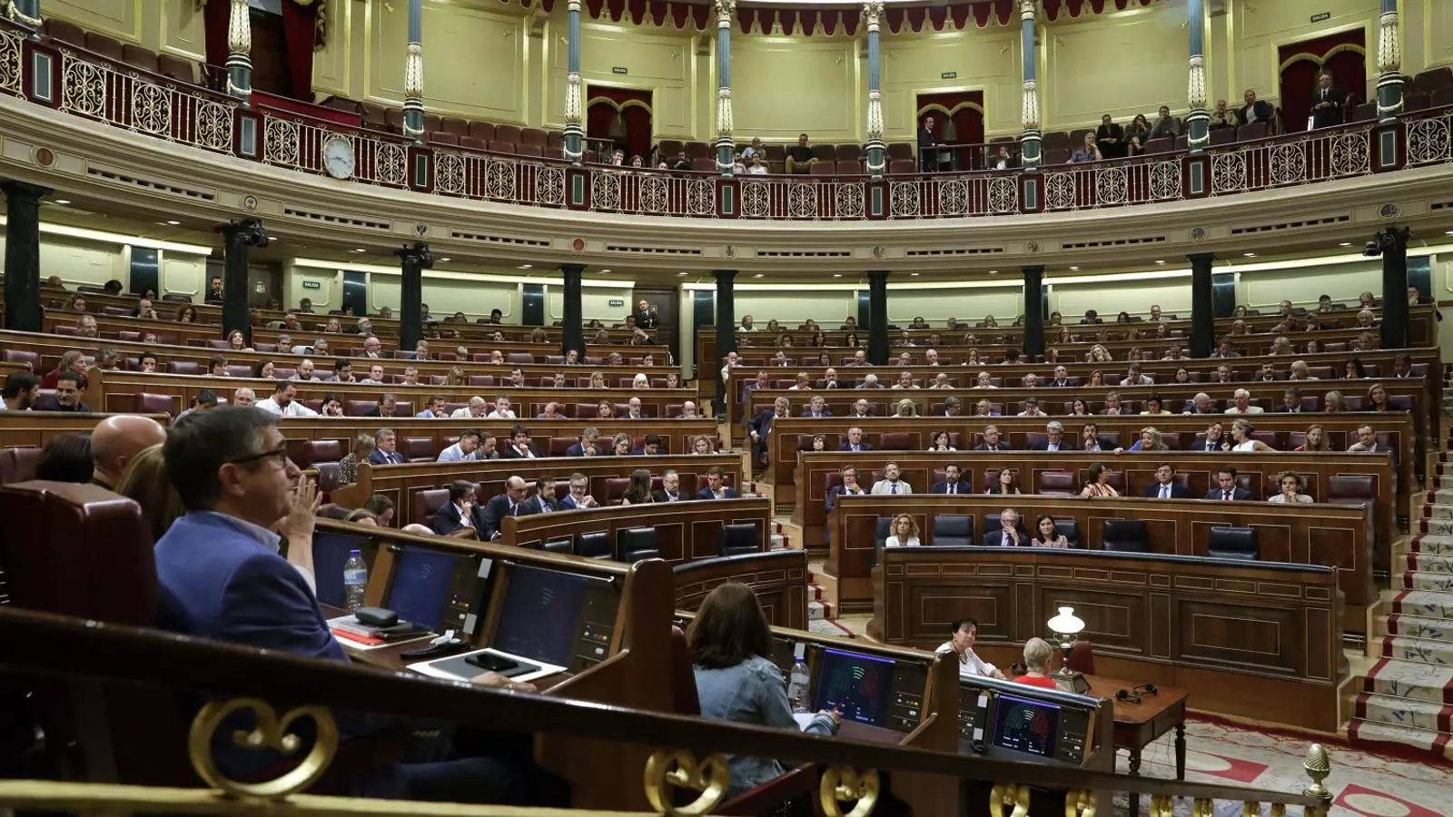 Vista general del Congrés de Diputats amb els diputats del PSOE en primer terme i els populars davant en una sessió plenària de la legislatura actual.