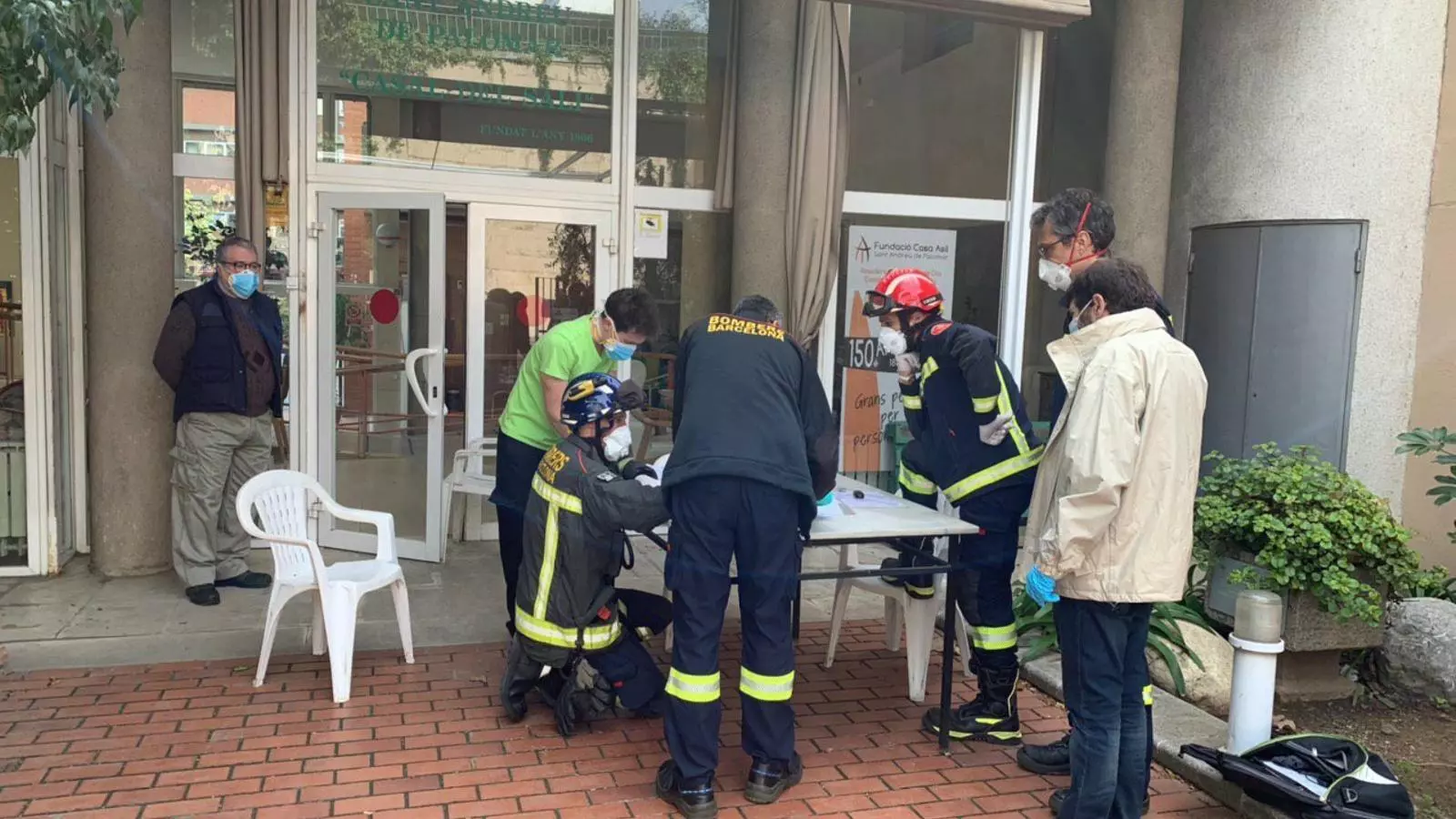 Barcelona envia bombers a desinfectar residències de gent gran