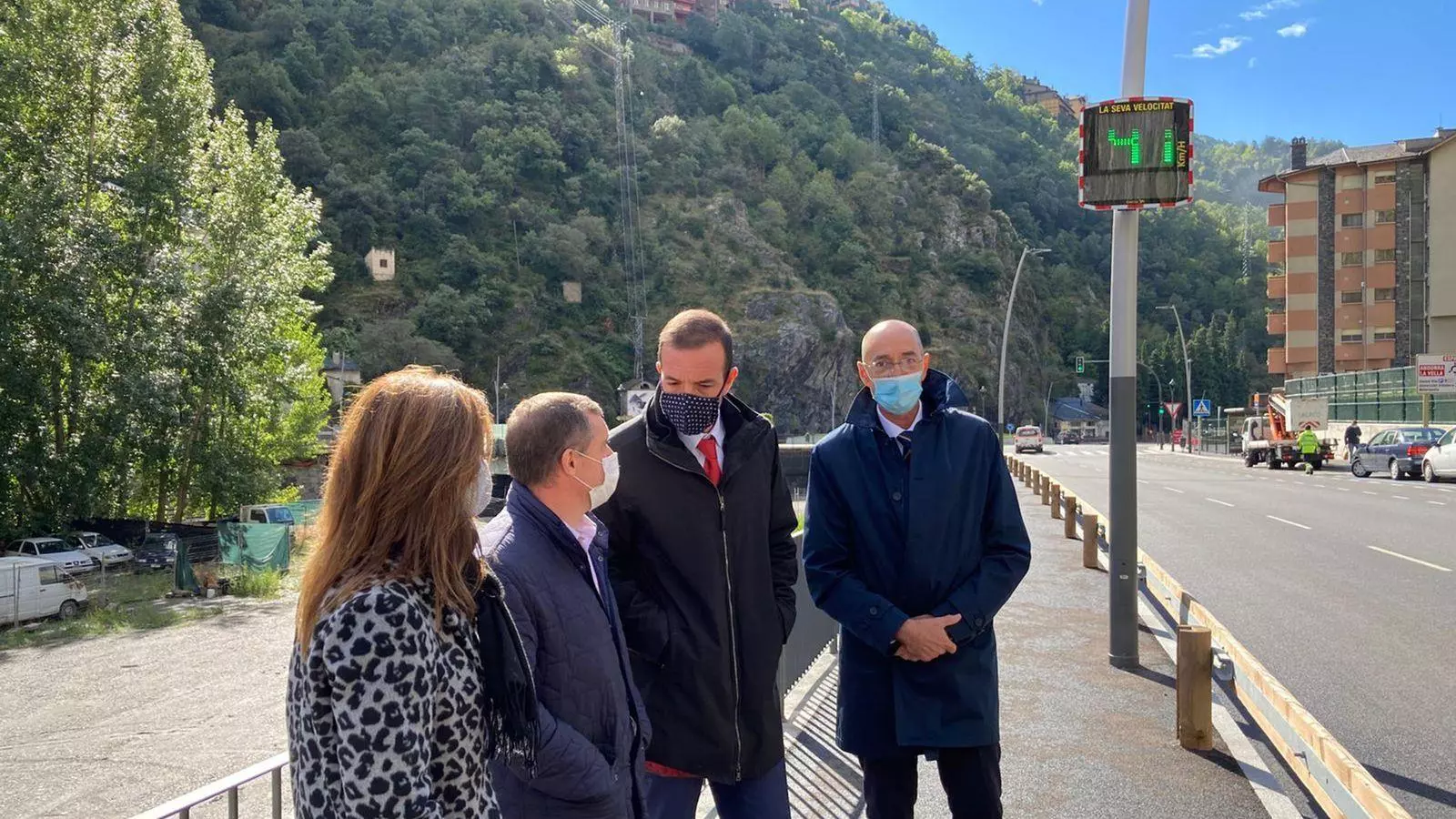 Els cònsols de Sant Julià de Lòria, juntament amb el ministre Jordi Torres, i el director del departament de Mobilitat, Jaume Bonell, davant d'un dels radars mòbils del vial de Sant Julià de Lòria.