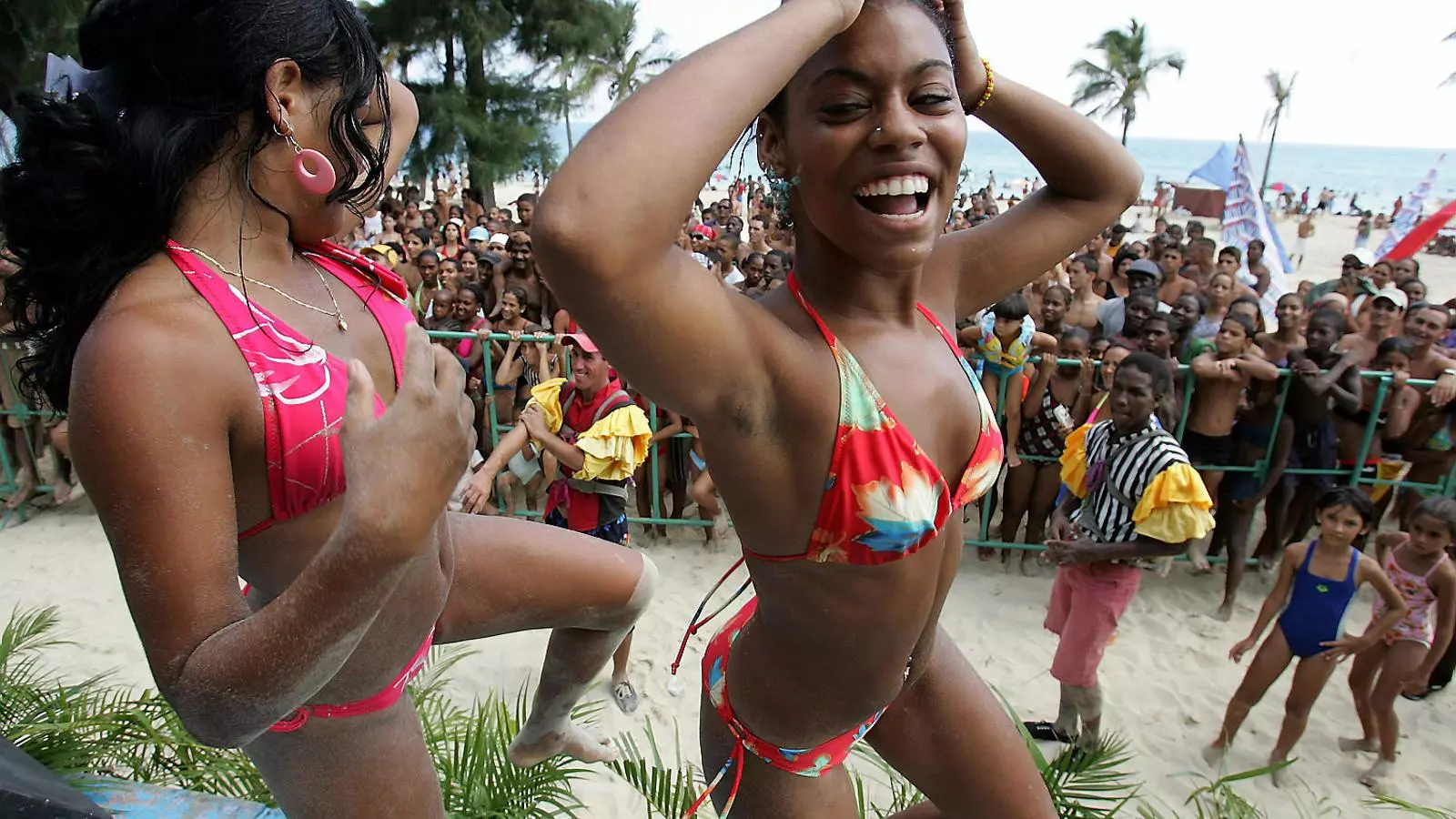 Dues dones ballant durant una competició de reggaeton a l’Havana.