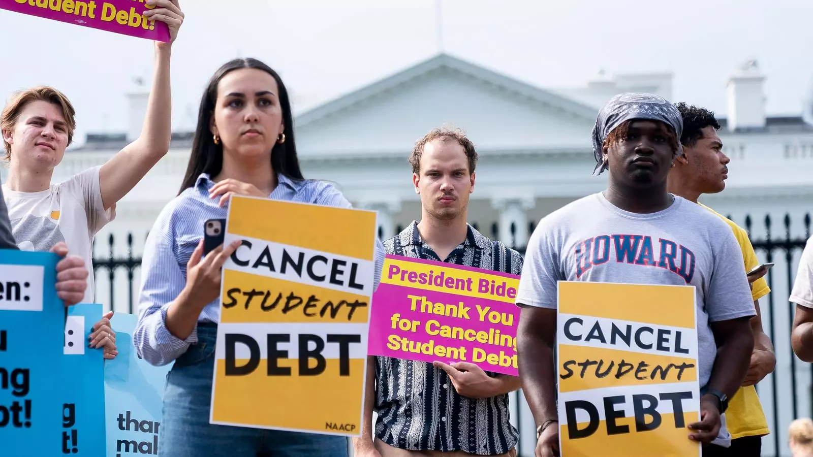 Joves nord-americans demanen davant de la Casa Blanca que el govern condoni el deute que molts universitaris van contreure per sufragar-se els estudis.