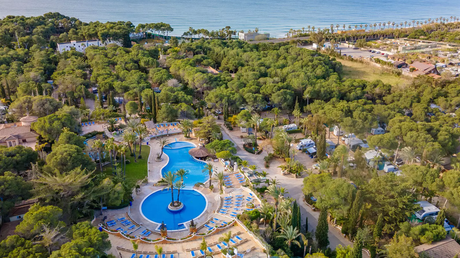 El camping Playa Bara tiene diferentes piscinas y está al lado del mar.