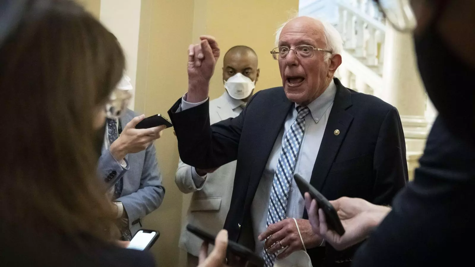 El senador de Vermont, Bernie Sanders, defensa la necessitat de tirar endavant el paquet social i climàtic de 3,5 bilions juntament amb el d'infraestructures, les dos propostes estrella de Biden.