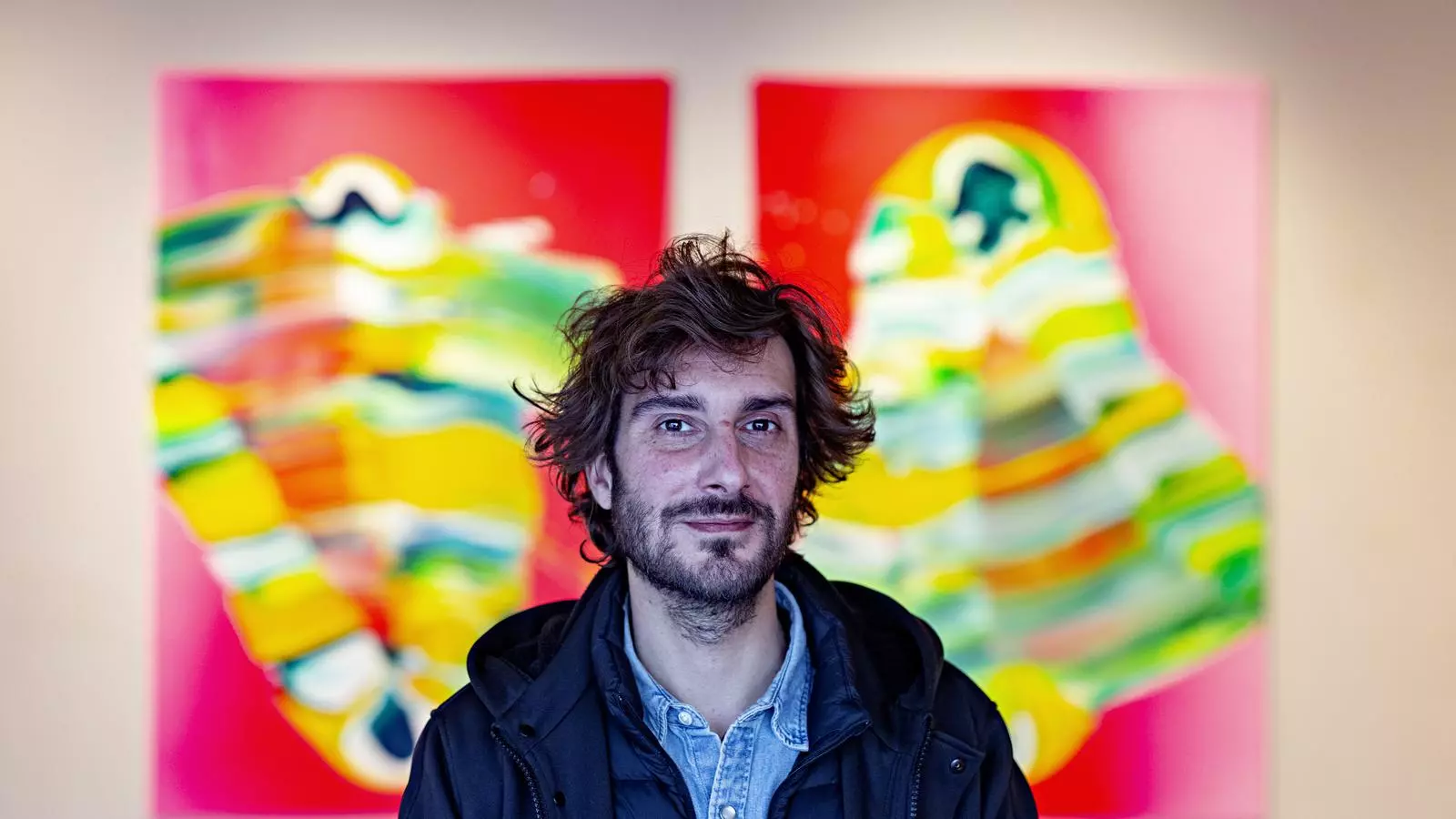 Yago Hortal amb dues obres seves de fons a Can Framis