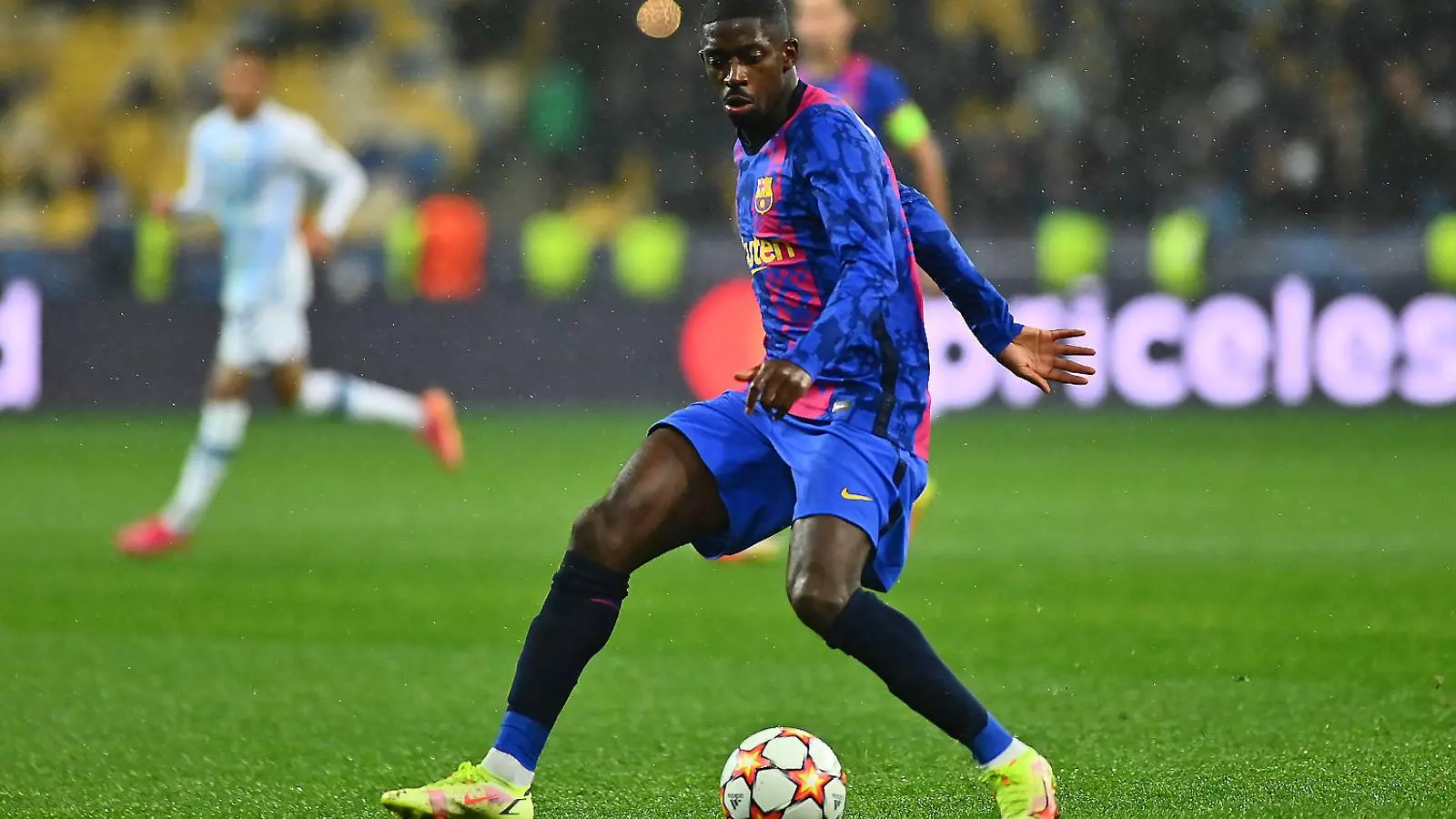 Ousmane Dembélé en acción durante el partido de Champions en Kiev.