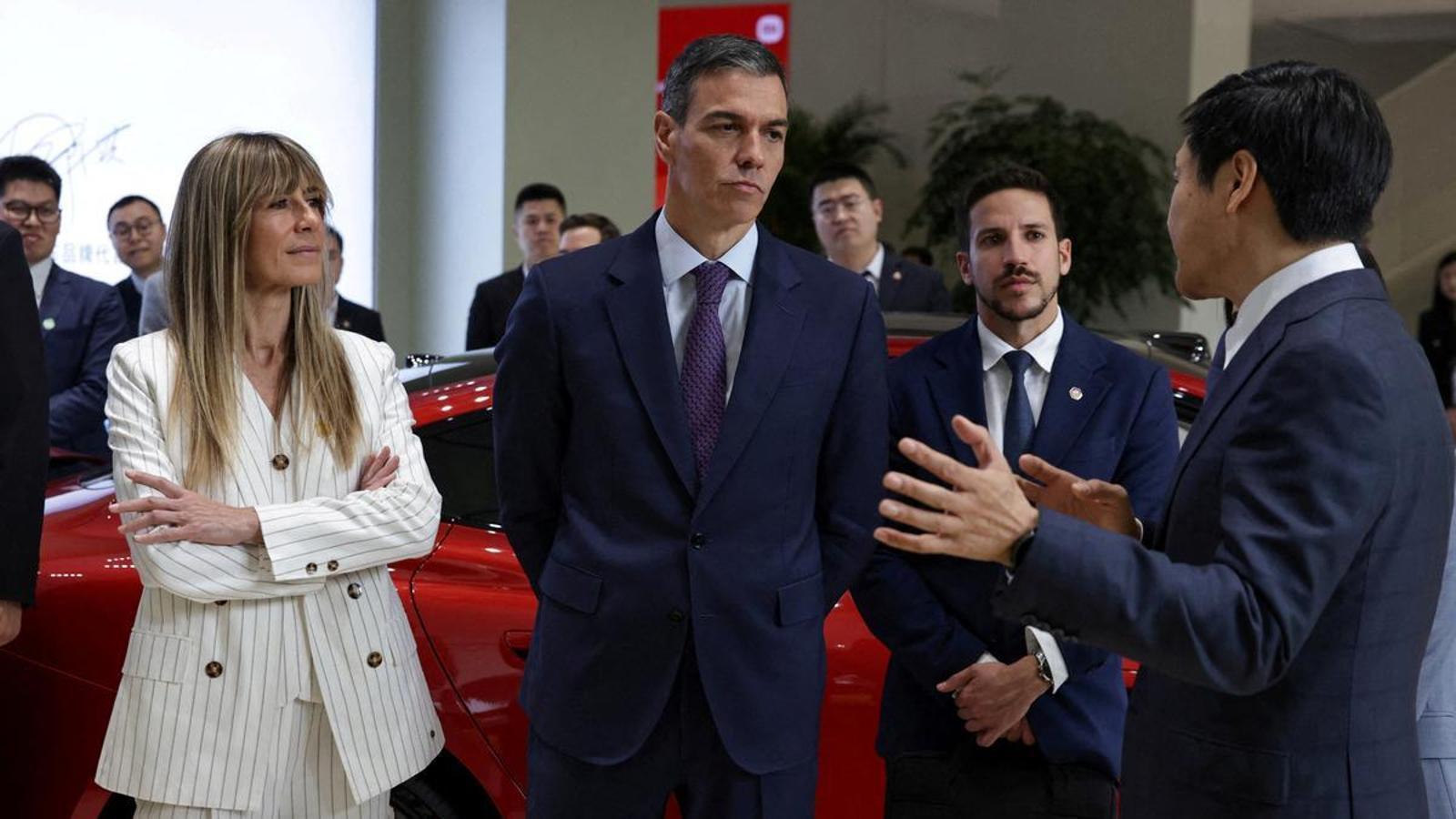 President Pedro Sánchez, accompanied by his wife Begoña Gómez, talks with Xiaomi founder Lei Jun at the company's headquarters in Beijing.