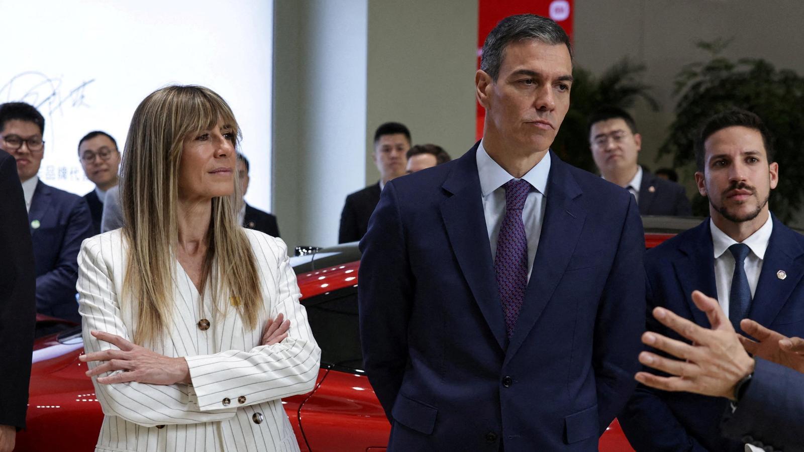 El presidente Pedro Sánchez, acompañado de su mujer Begoña Gómez, conversa con el fundador de Xiaomi, Lei Jun, en la sede central de la empresa en Pekín.