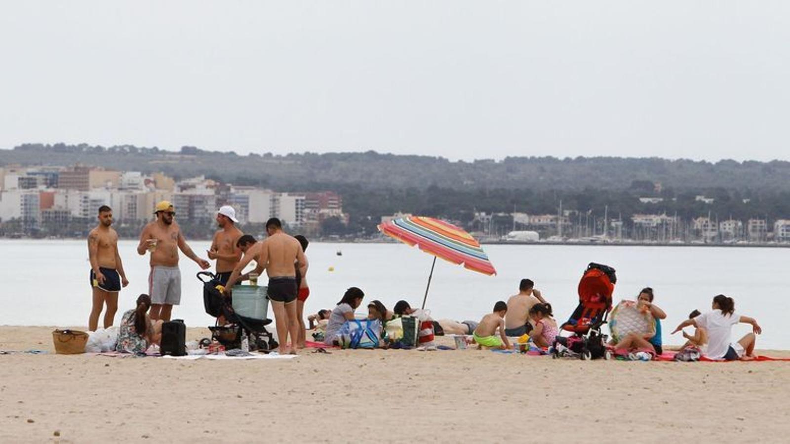 Gent a la platja.