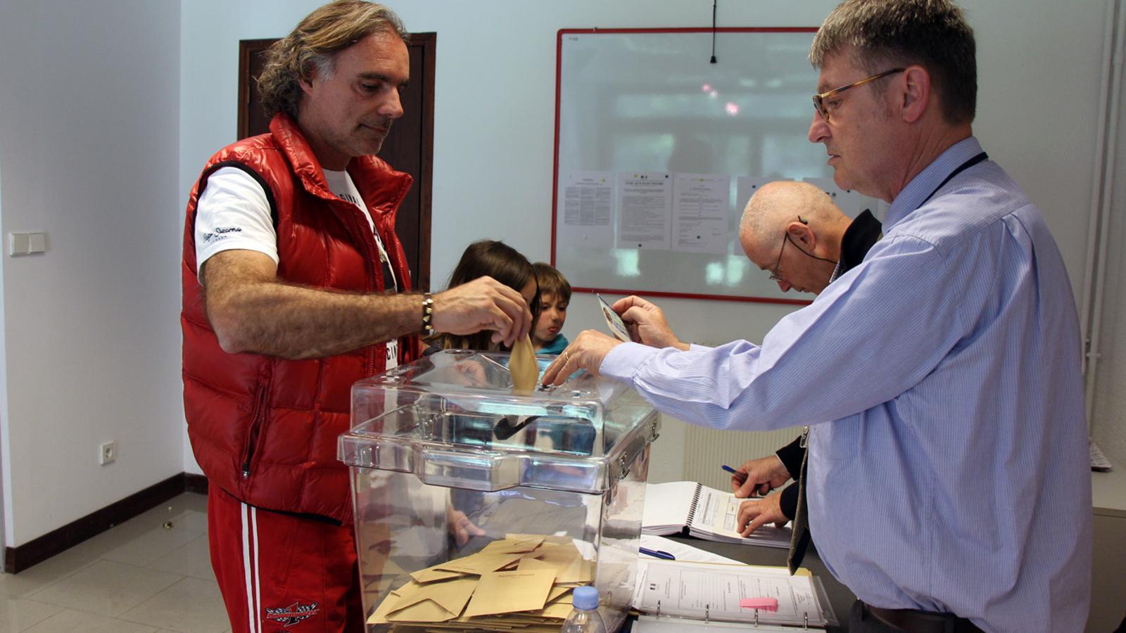 Un resident francès exercint el seu dret a vot / M.C.(ANA)