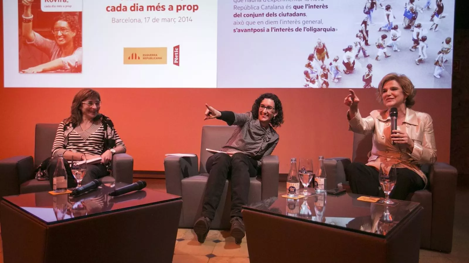 Eva Piquer, l'autora de 'Marta Rovira, cada dia més a prop', Marta Rovira i Pilar Rahola, durant la presentació del llibre / CRISTINA CALDERER