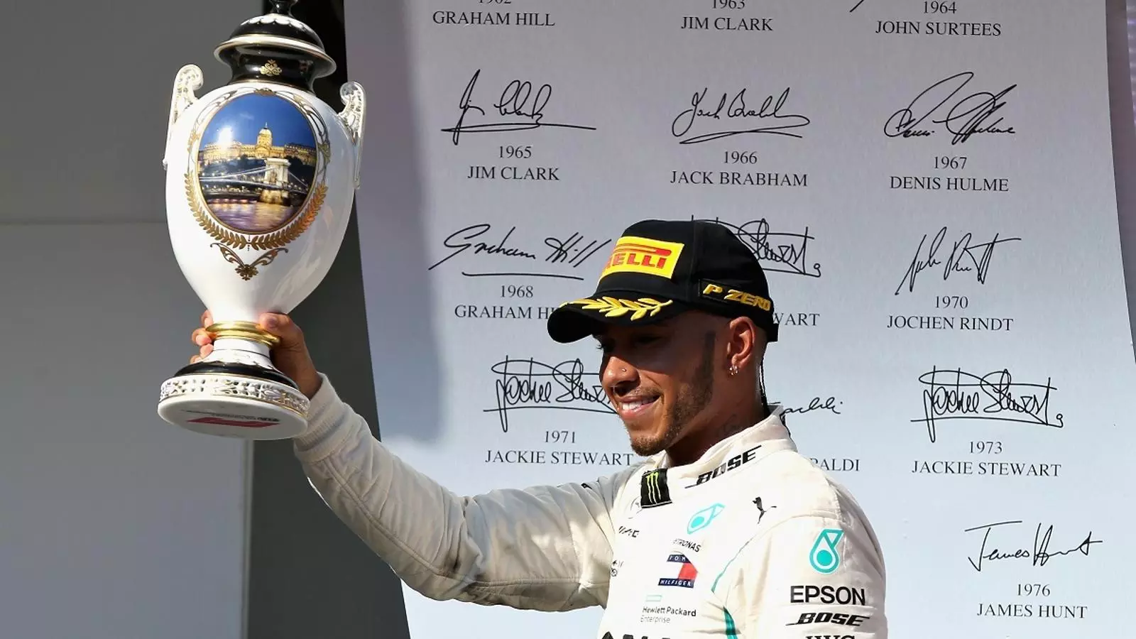 Hamilton, amb el trofeu de guanyador del GP d'Hongria