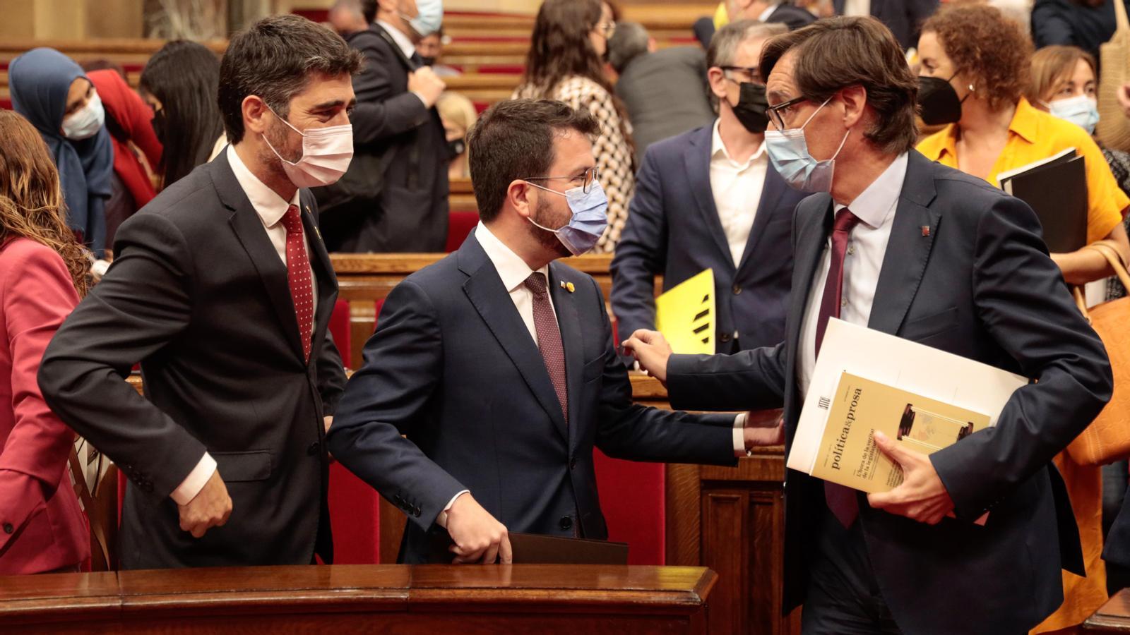 El líder del PSC, Salvador Illa, saluda el president de la Generalitat, Pere Aragonès, i el vicepresident, Jordi Puigneró, al Parlament