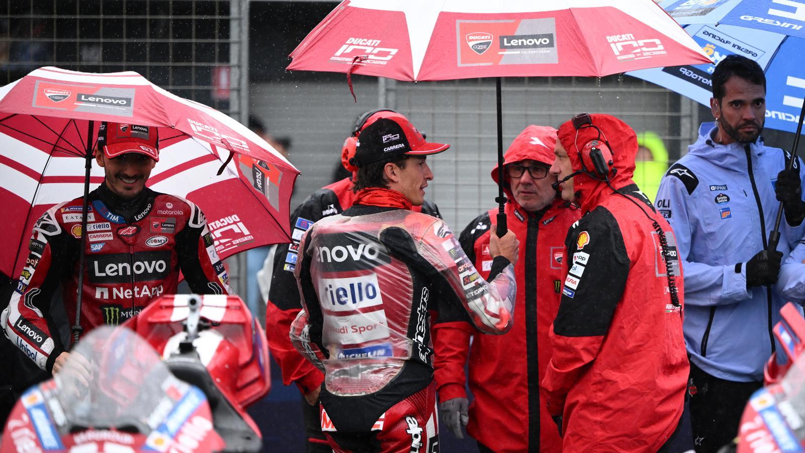 Marc Márquez, in the center, waiting to see if it was possible to race at the Philip Island circuit