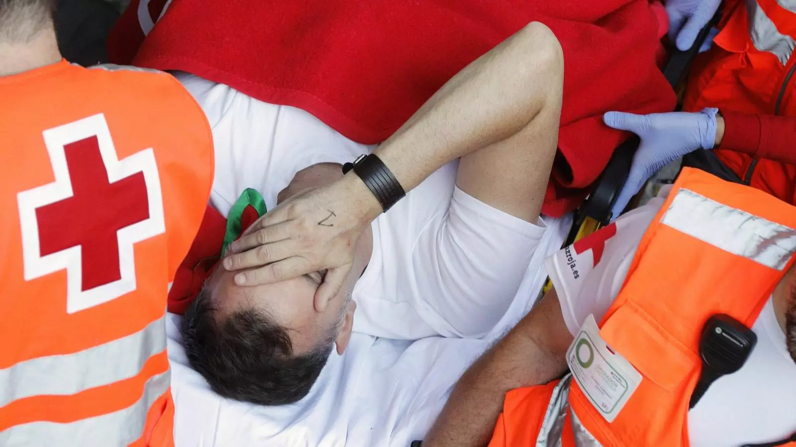Efectius dels serveis sanitaris traslladen al ferit a l'hospital. / EFE