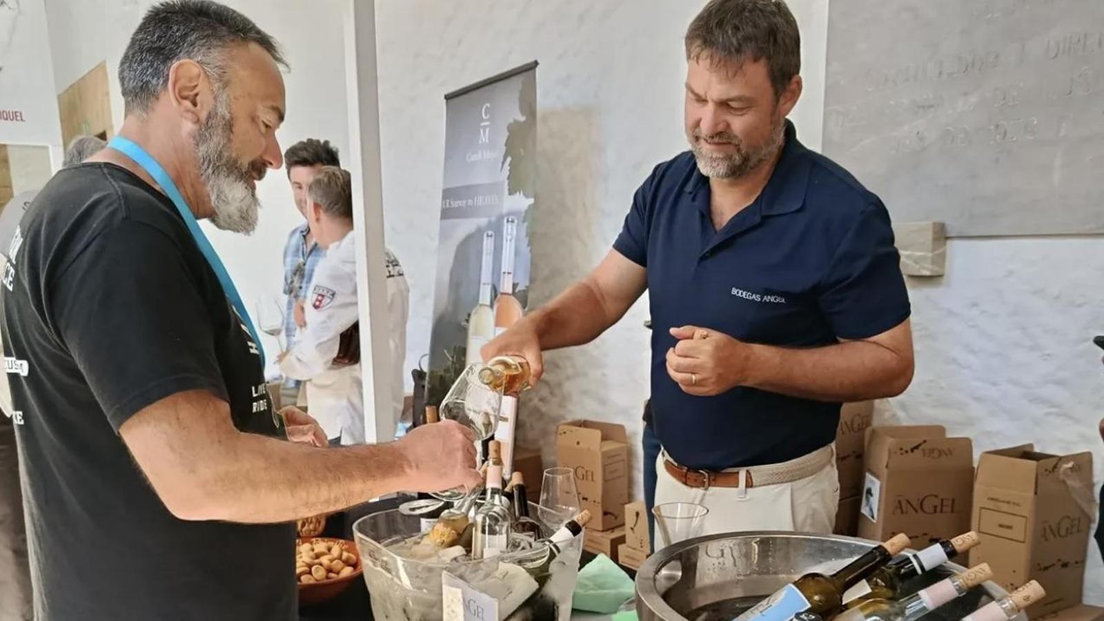Uno de los expositores de la Feria del Vino de Pollença.