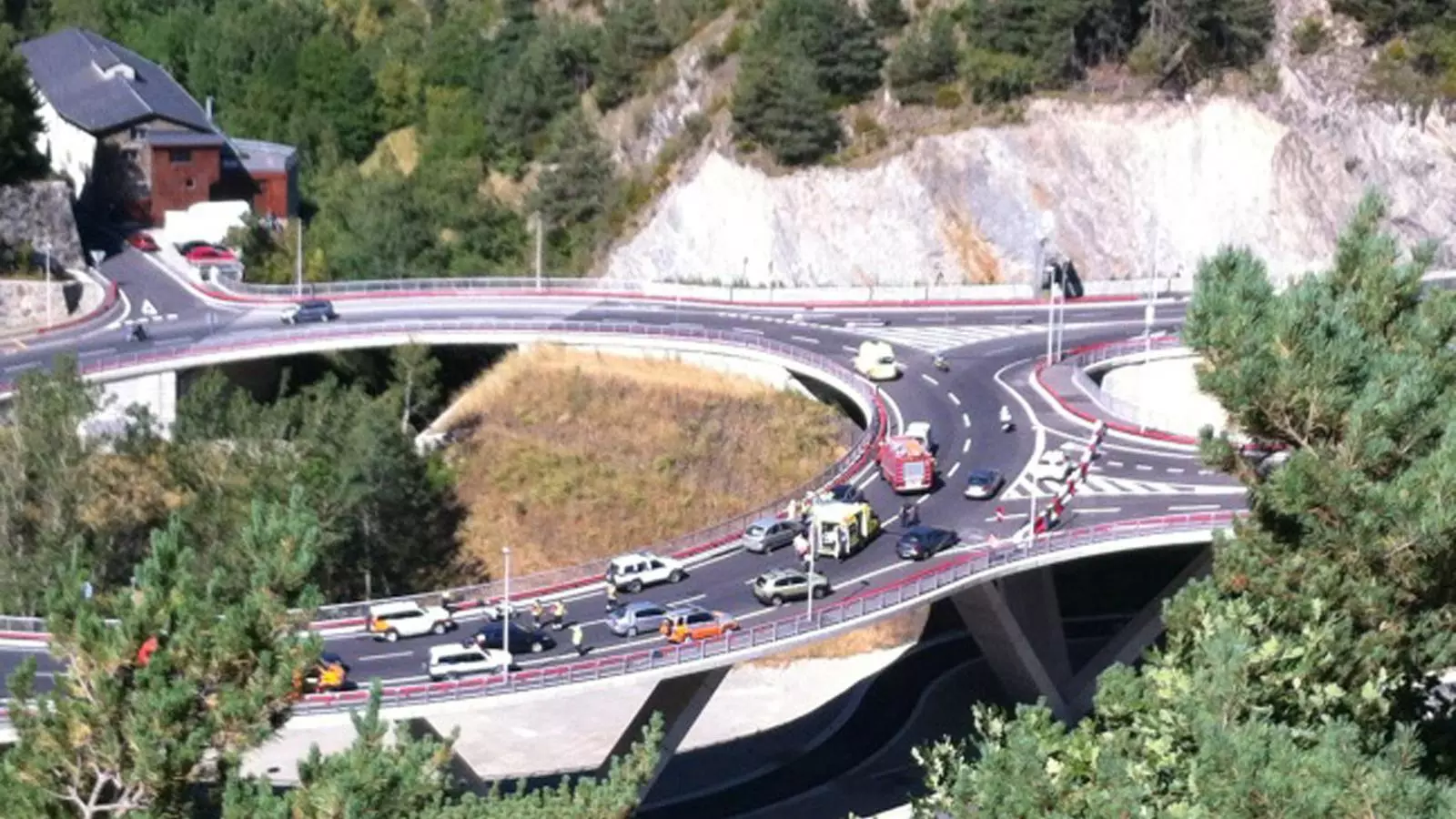 Vista de l'accident que ha tingut lloc aquest dijous al matí a la rotonda est del túnel de les Dues Valires.