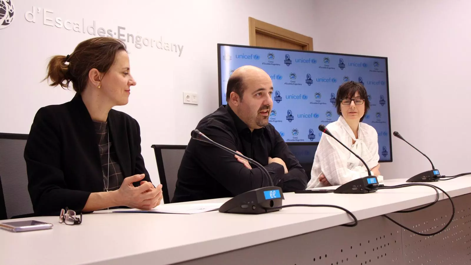 La cònsol major d'Escaldes-Engordany, Rosa Gili; el president del MoraBanc Andorra, Gorka Aixàs, i la directora d'Unicef Andorra, Marta Alberch, durant la presentació de la 6a edició del 'Champions for Unicef'. / M. P. (ANA)