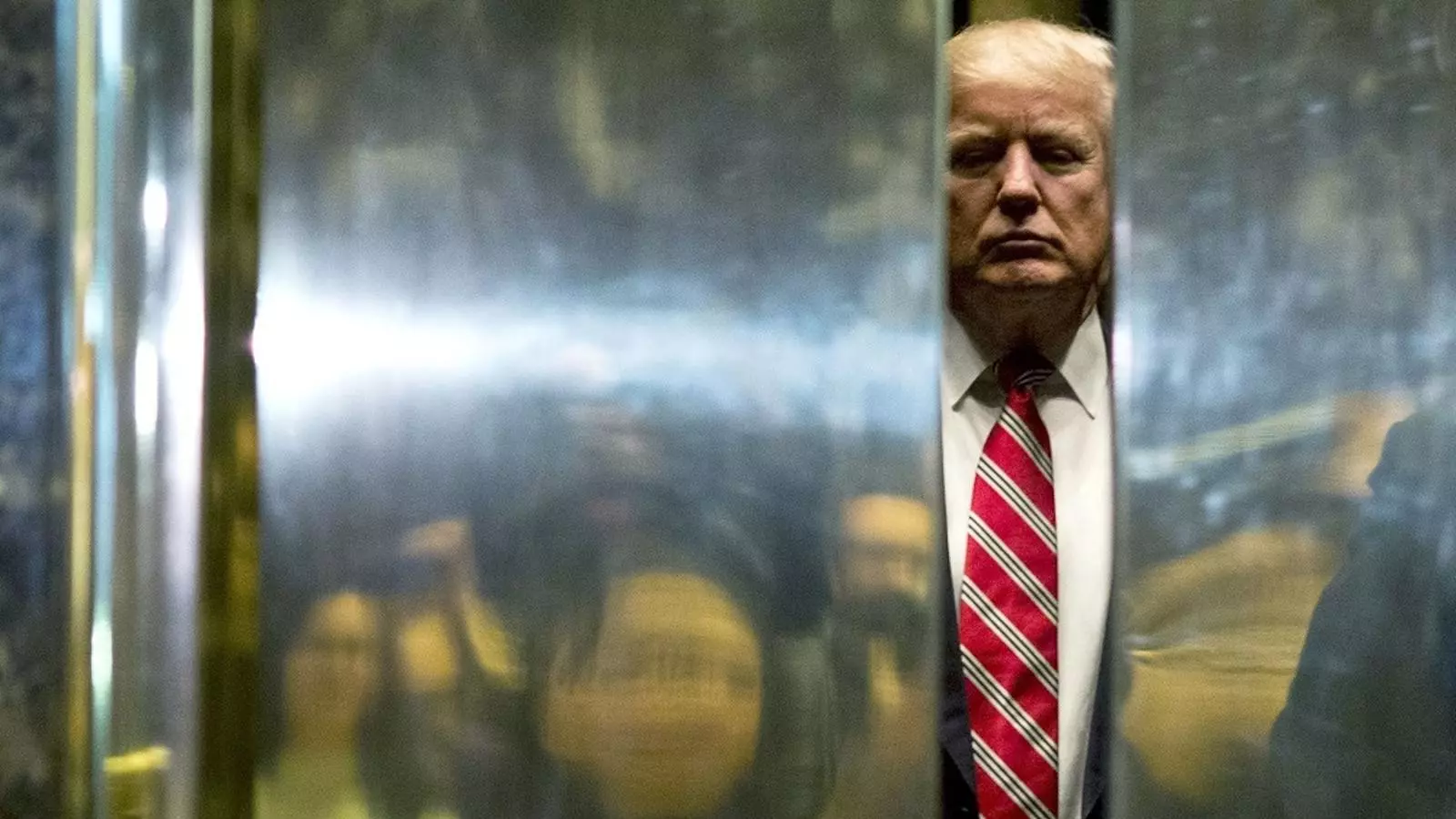 Les portes d'un ascensor de la Torre Trump de Nova York es tanquen davant del president més polèmic