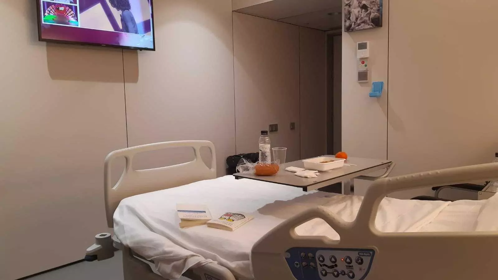 Habitació de la clínica Sagrada Família on ha estat ingressat el Xavier, pacient de covid-19
