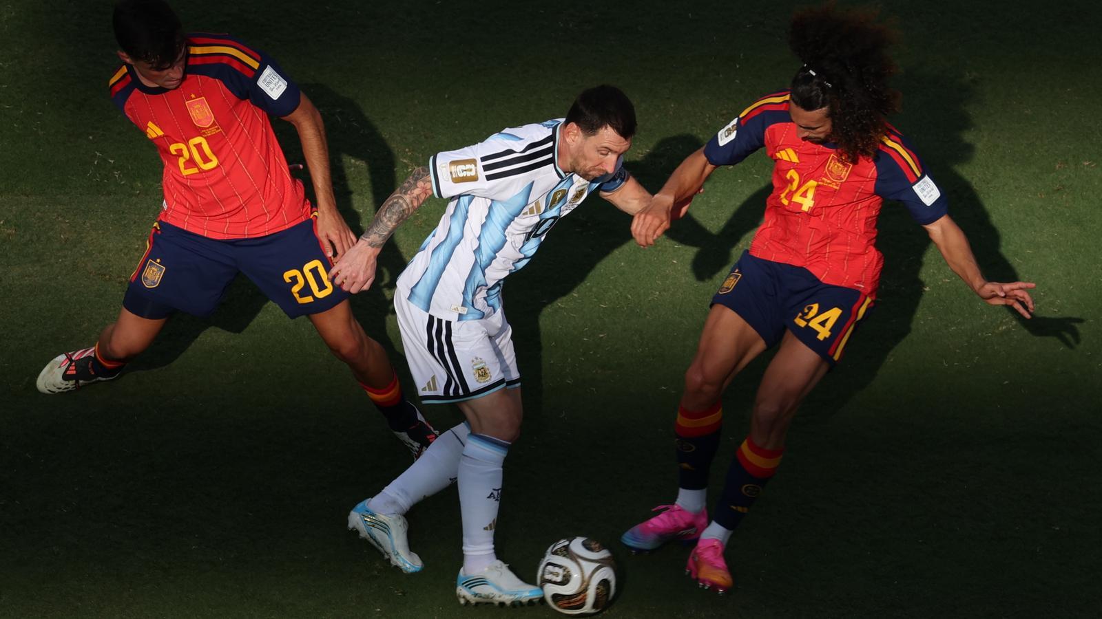 Pedri y Marc Cucurella defendiendo a Leo Messi.