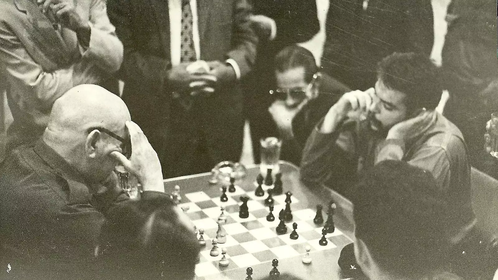 Alberto Bayo i Ernesto Che Guevara, bons amics, jugant una partida d’escacs a les instal·lacions del Torneig Capablanca.