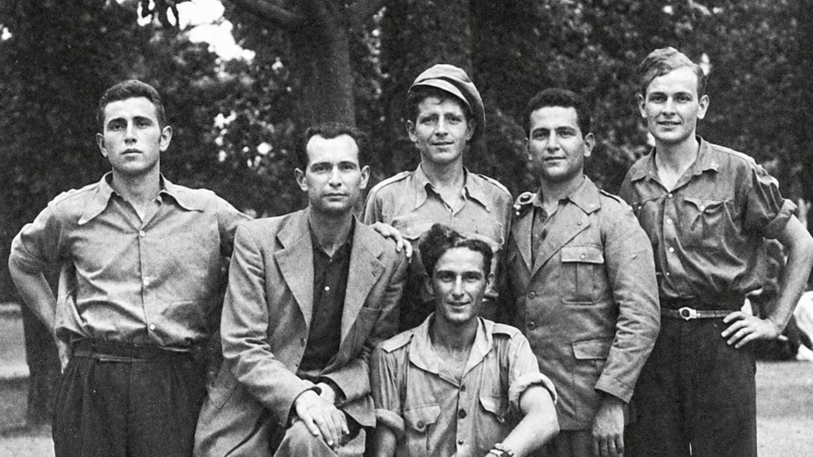 Heriberto Quiñones, segundo por la izquierda vestido con americana, con soldados republicanos mallorquines en Barcelona hacia 1937.