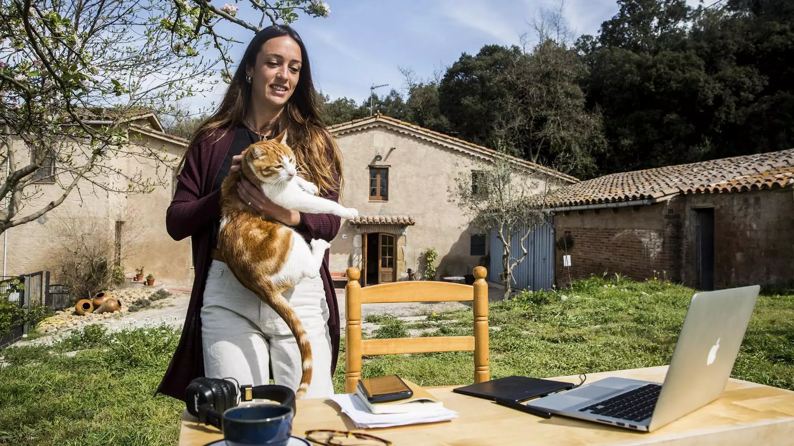 La Diana Mateo treballant des del jardí de la masia on s'ha instal·lat a viure després de marxar de Barcelona