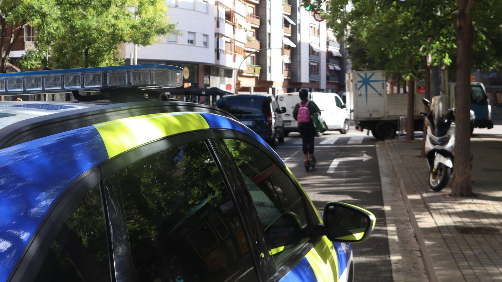 A City Police vehicle from Hospitalet de Llobregat at the scene where a driver lost control, causing several injuries.