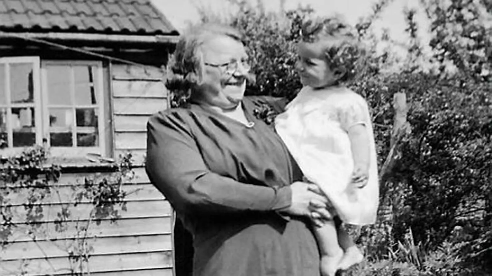 Georgina Landemare amb la seva neta Edwina, de 15 mesos, el 1944, a la casa familiar de Westbury, a Bristol.