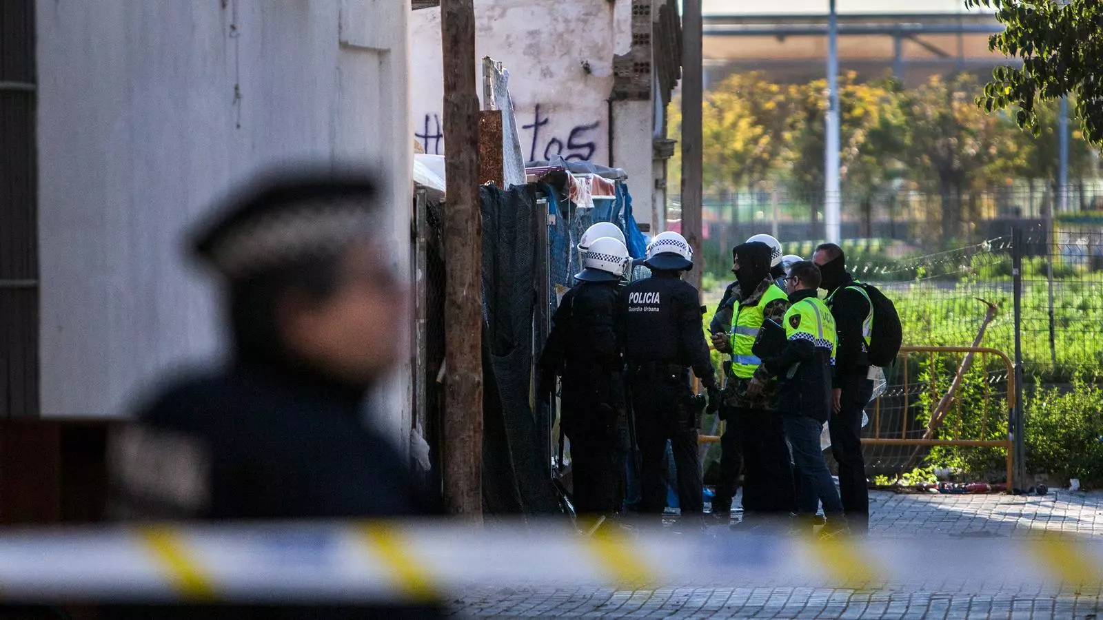 Els agents de la Guàrdia Urbana de Barcelona entrant al descampat per fer l'escorcoll