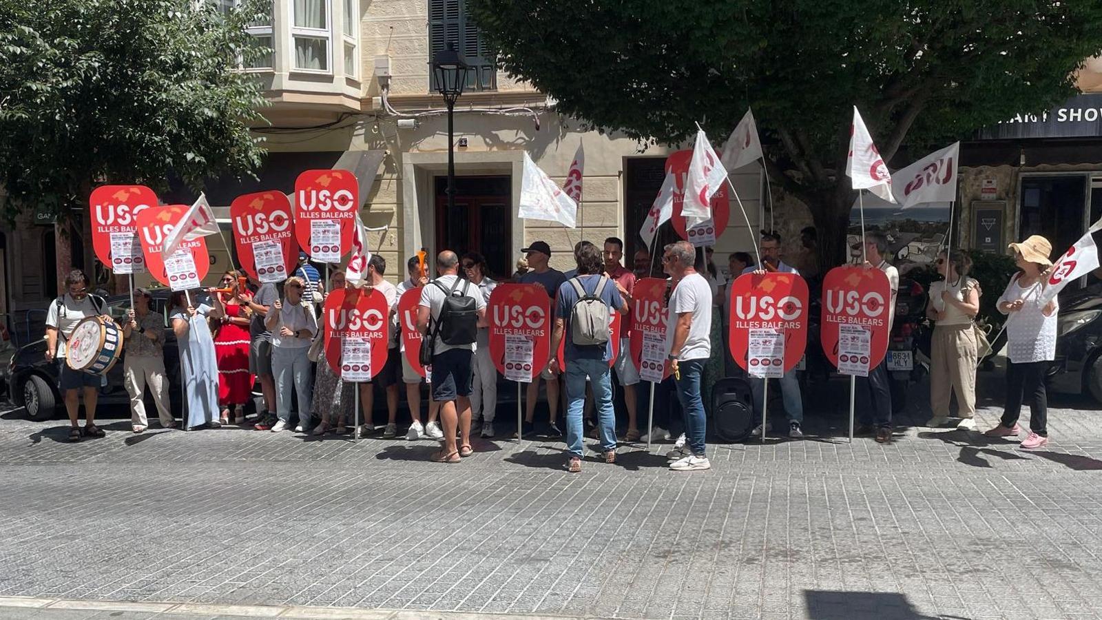 Concentration of USO in front of the Government Delegation.