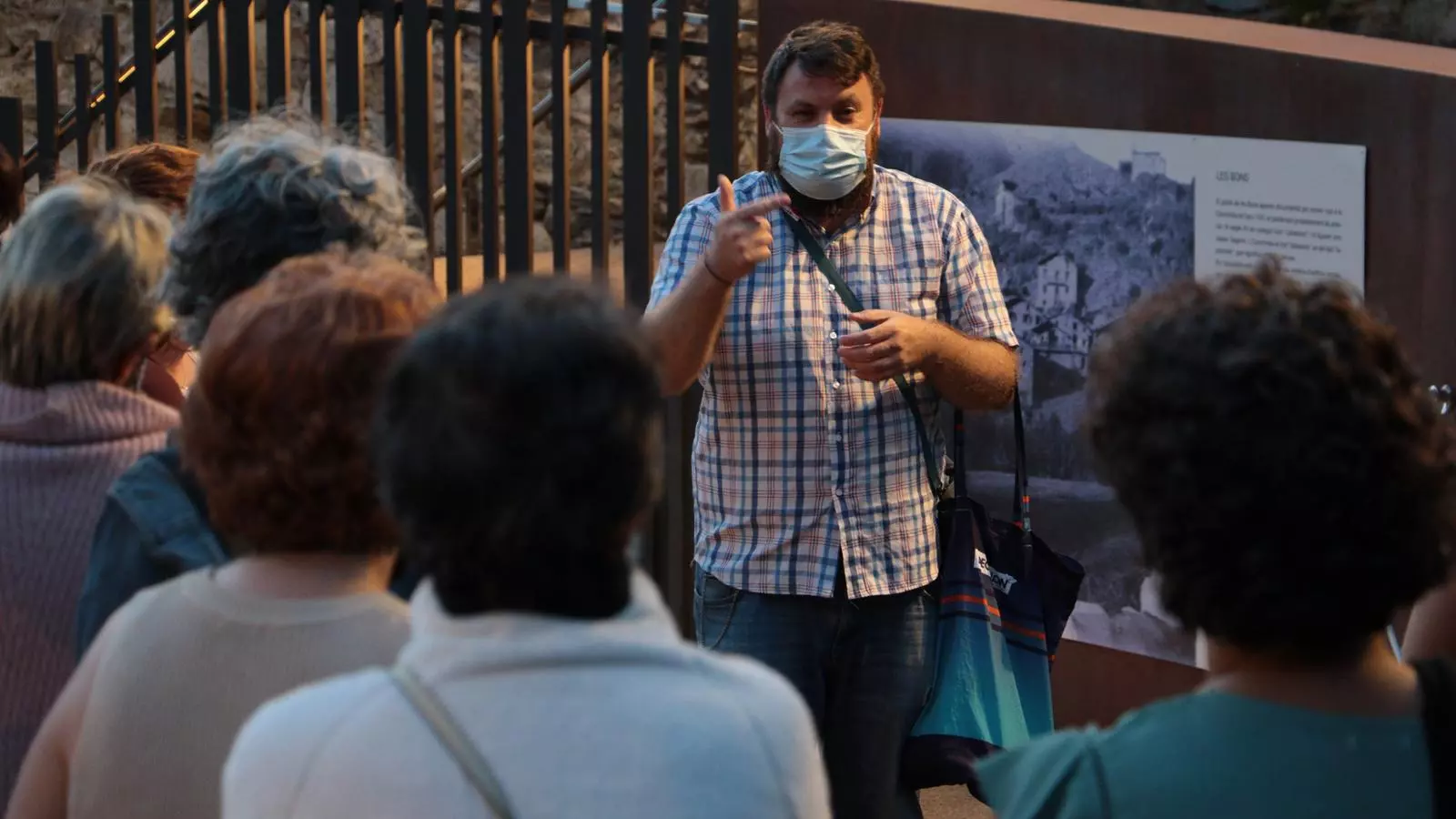 Robert Lizarte, guia d’encamp, es dirigeix als assistents de la visita nocturna de les Bons. / E.C. (ANA)