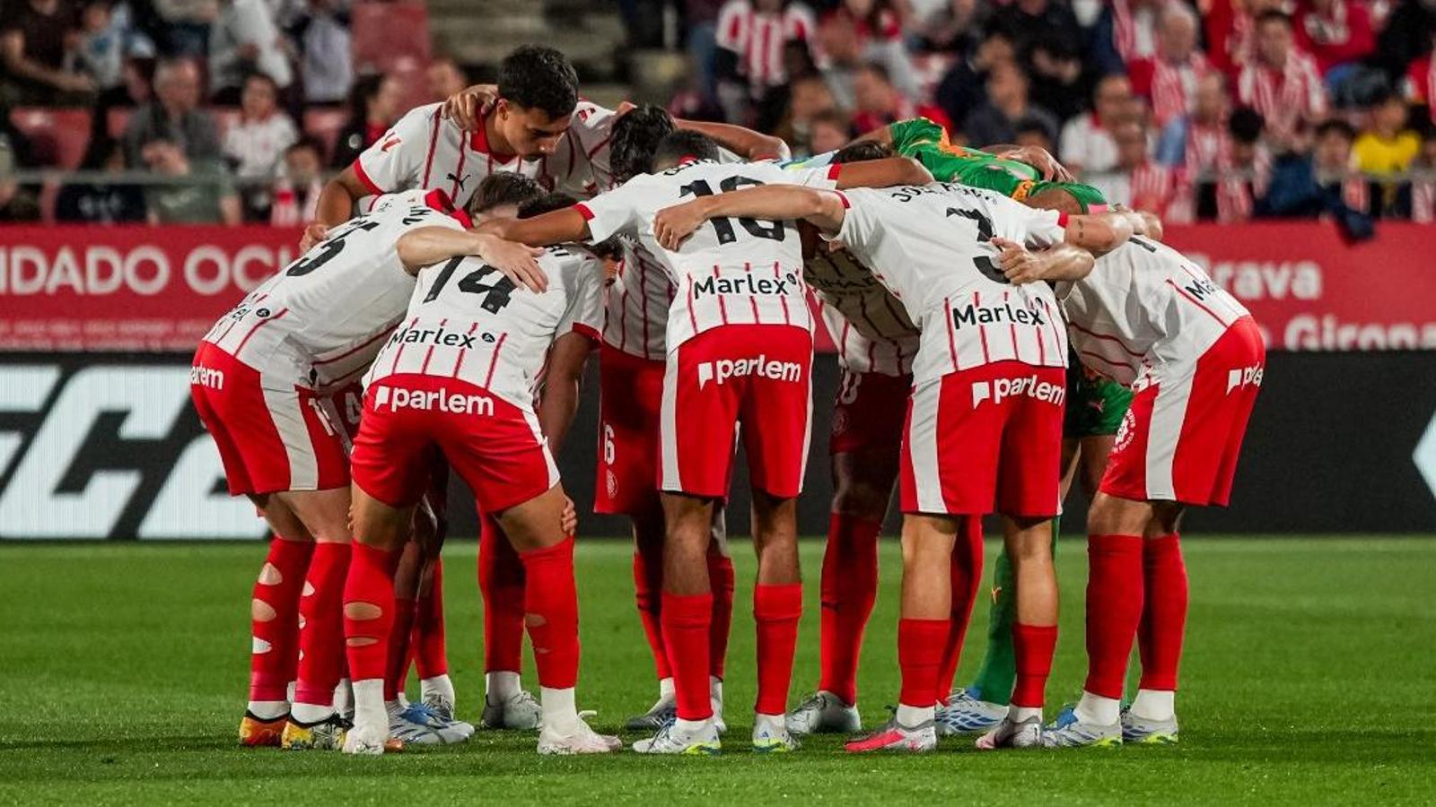The Girona, making a huddle before the last match
