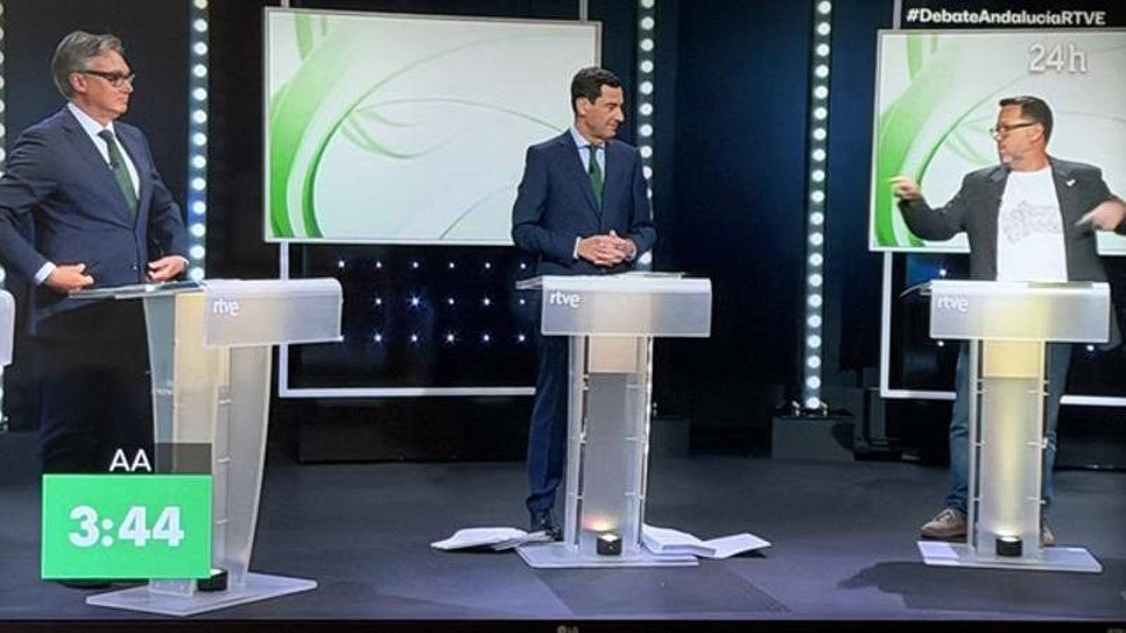 Juanma Moreno Bonilla, candidato del PP a la reelección como presidente andaluz, en el centro, en el debate del canal 24h.