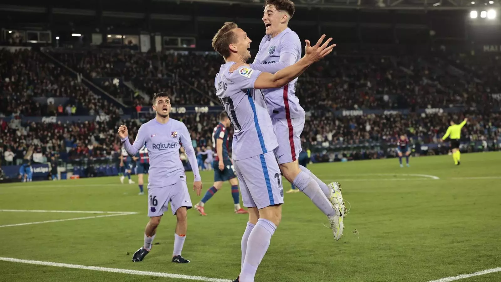 Gavi i Luuk De Jong, celebrant el darrer gol del Barça