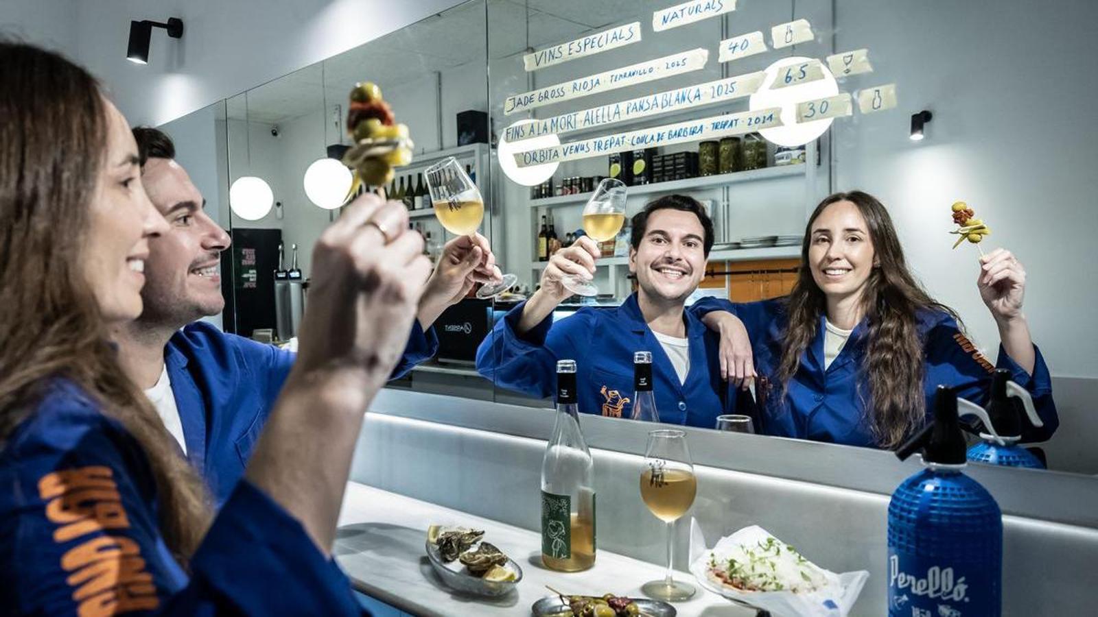 Alberto Ibañez y Eva Monge en la sala del restaurante Fino Bar.