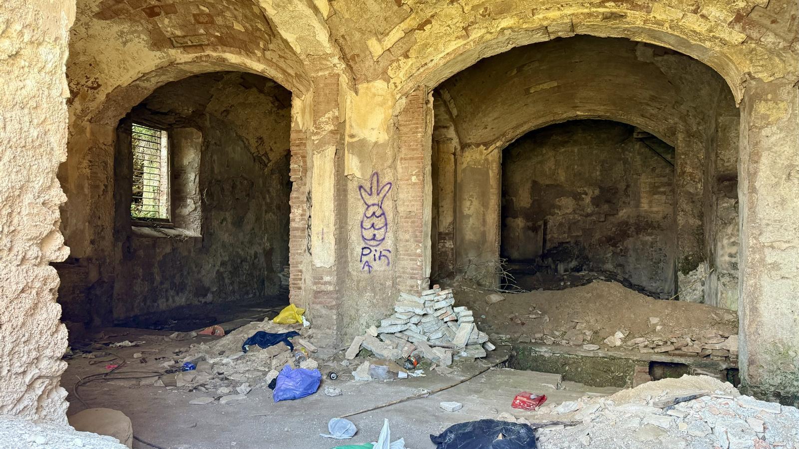 Interior del antiguo hospital de Esparreguera, donde el domingo se produjo un derrumbe con cuatro menores atrapados.