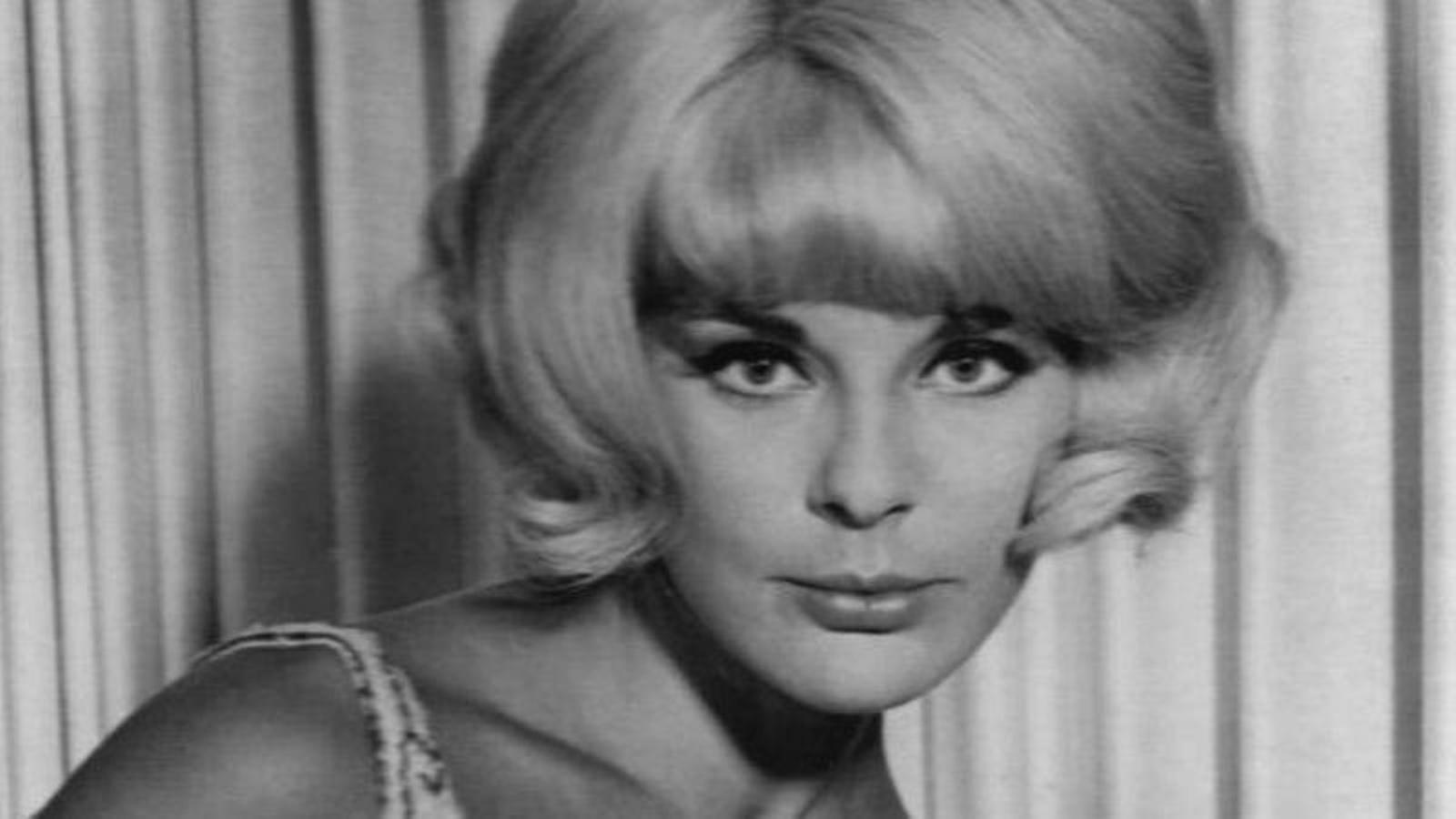 La actriz Elke Sommer durante su participación en el programa The Jack Benny Hour.