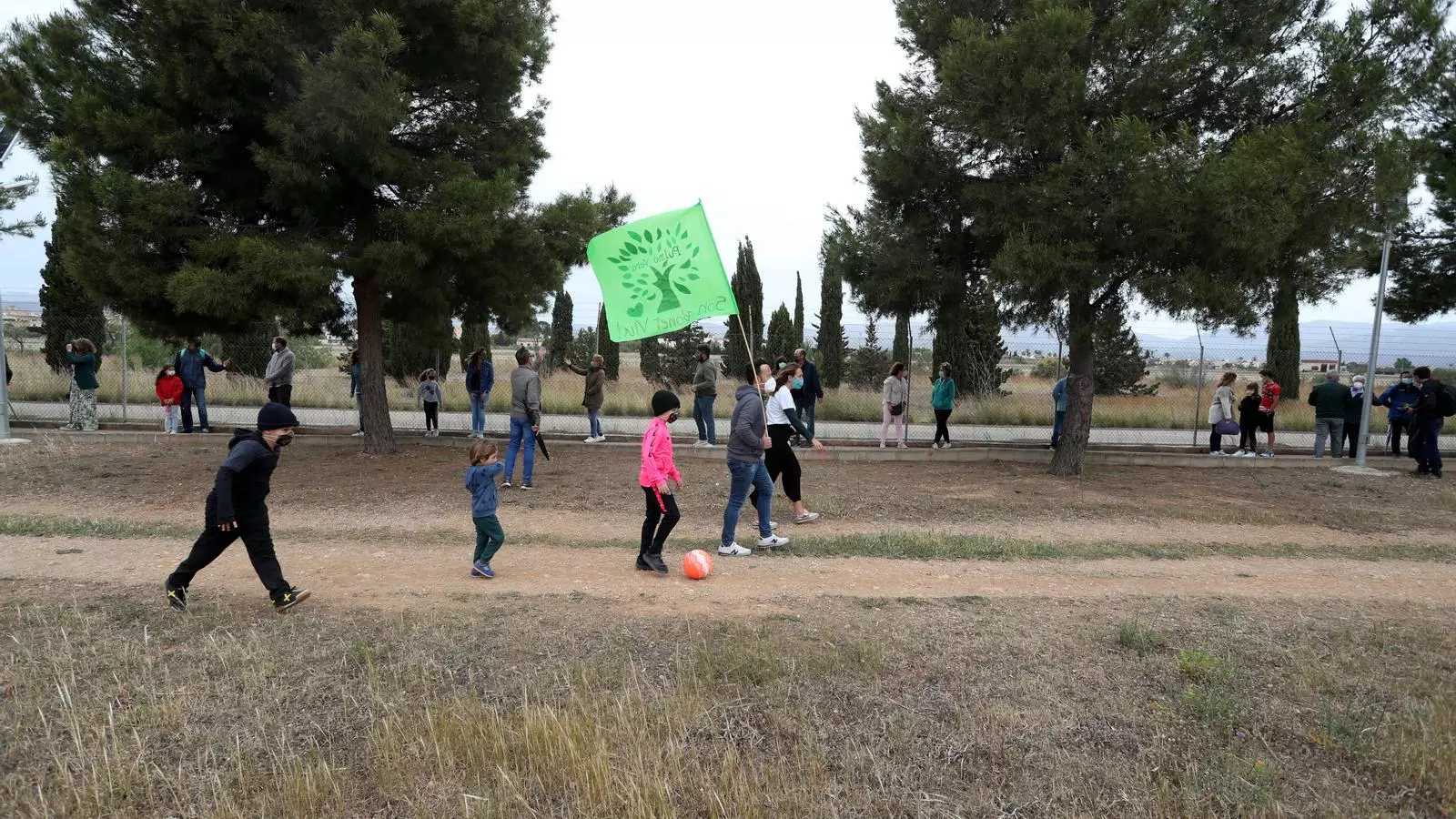 Unes mil persones participen en la cadena humana per defensar Son Bonet.